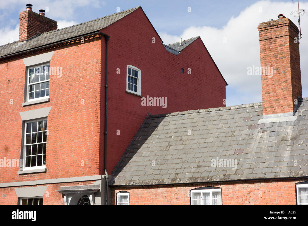 Detail der typischen roten Backsteinen georgianischen Gebäuden in Castle Street, Hereford, zeigt die Verwendung von doppelten Haufen Satteldach. Stockfoto