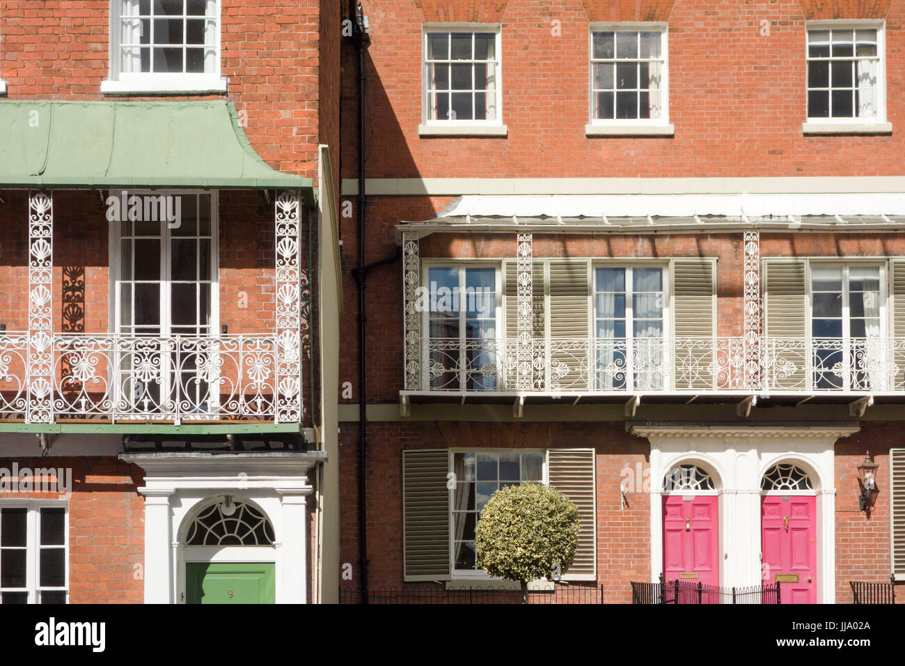 Eleganten Regency eisernen Balkonen auf späten georgischen Ziegel Stadthäuser in Castle Street, Hereford. Stockfoto