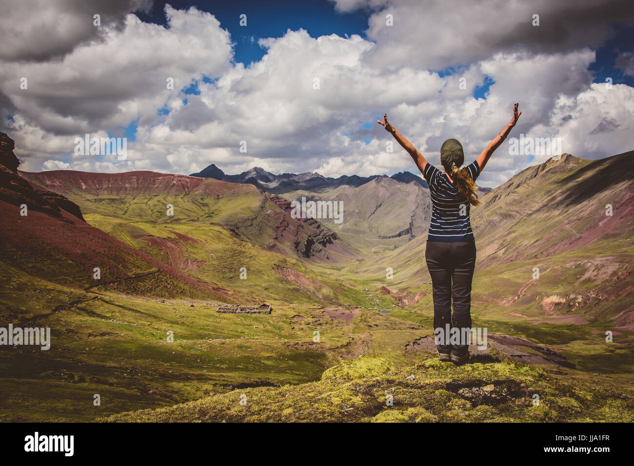 Bewundern Sie die Aussicht des Ausangate in Peru in der Nähe von Rainbow Berge Frau Stockfoto