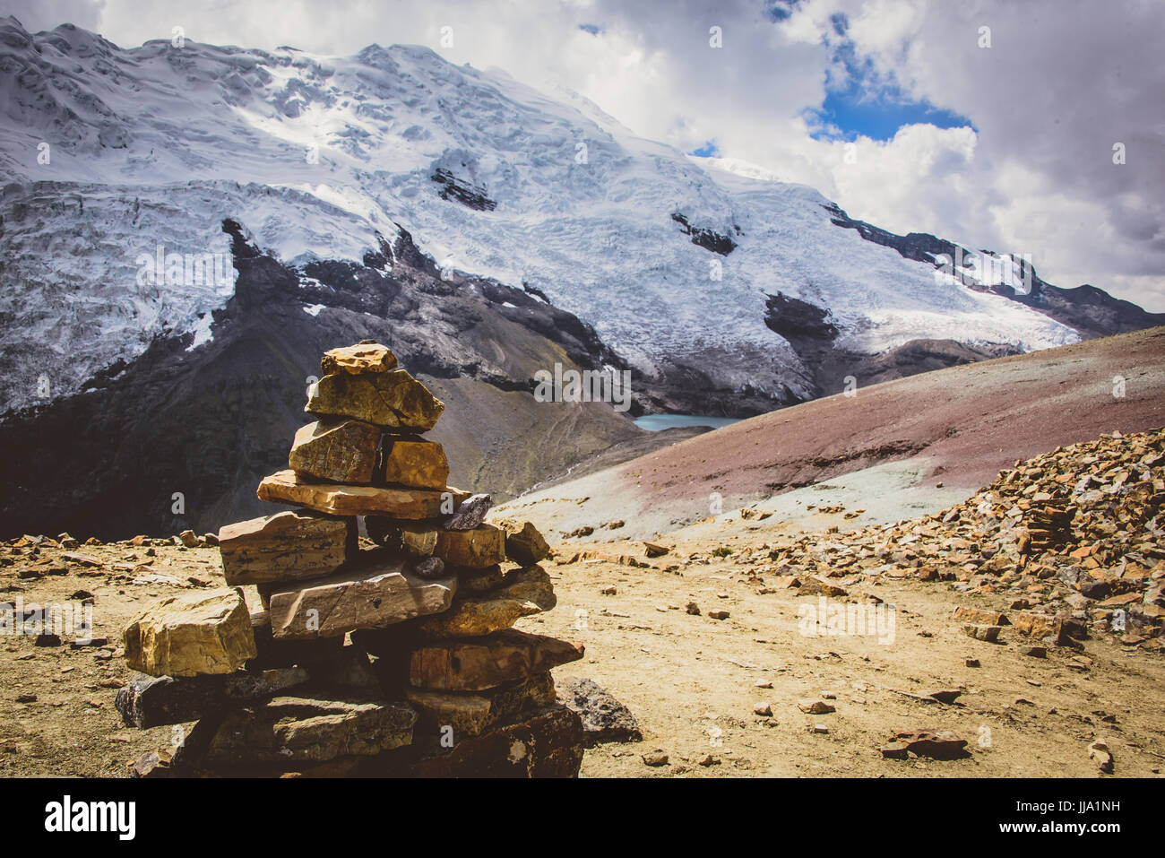 Cairn vor Ausangate Gletscher Ansichten, Peru Stockfoto