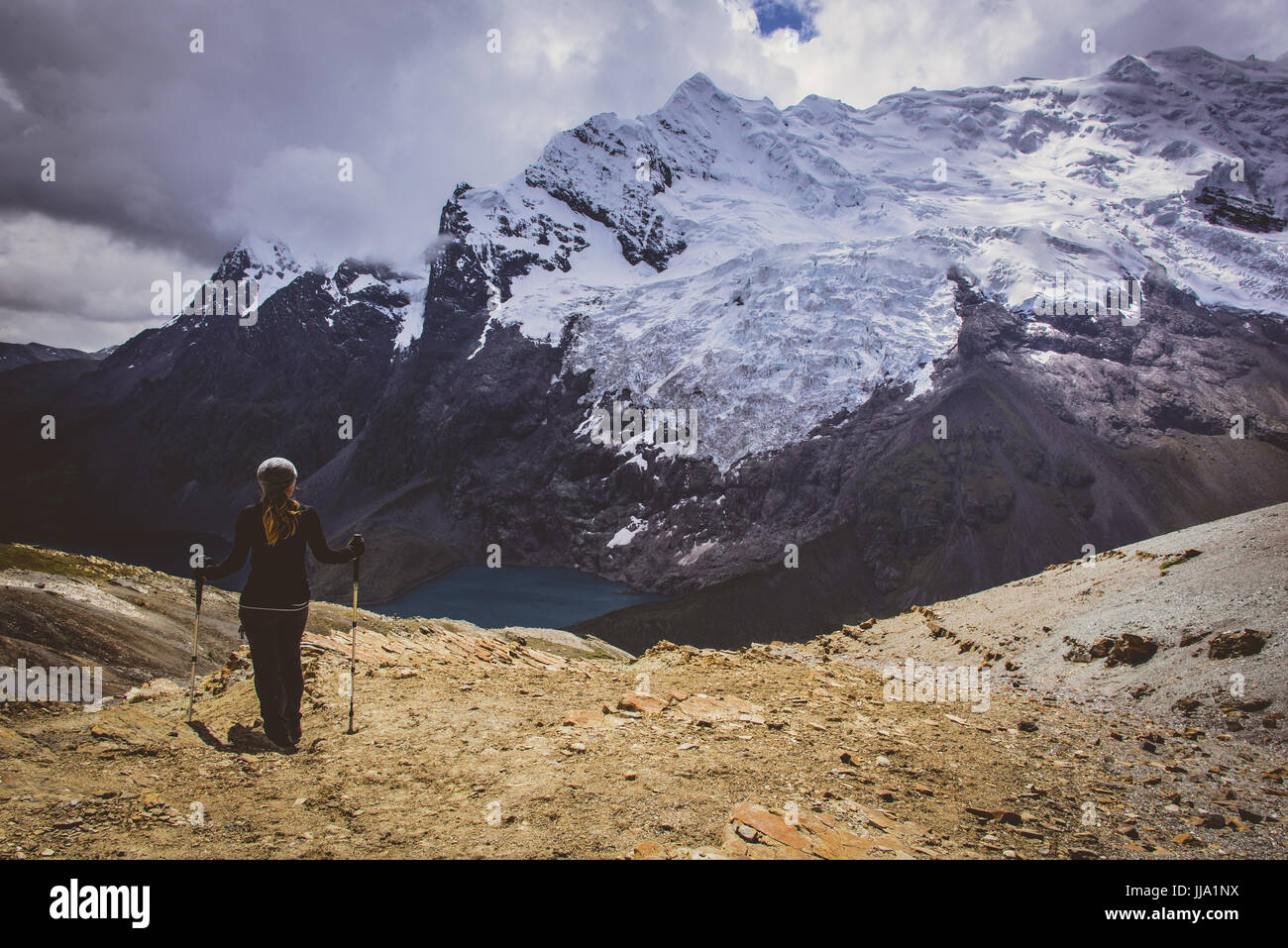 Frau mit Blick auf Ausangate glazialen Bergkette & Seen, Peru Stockfoto