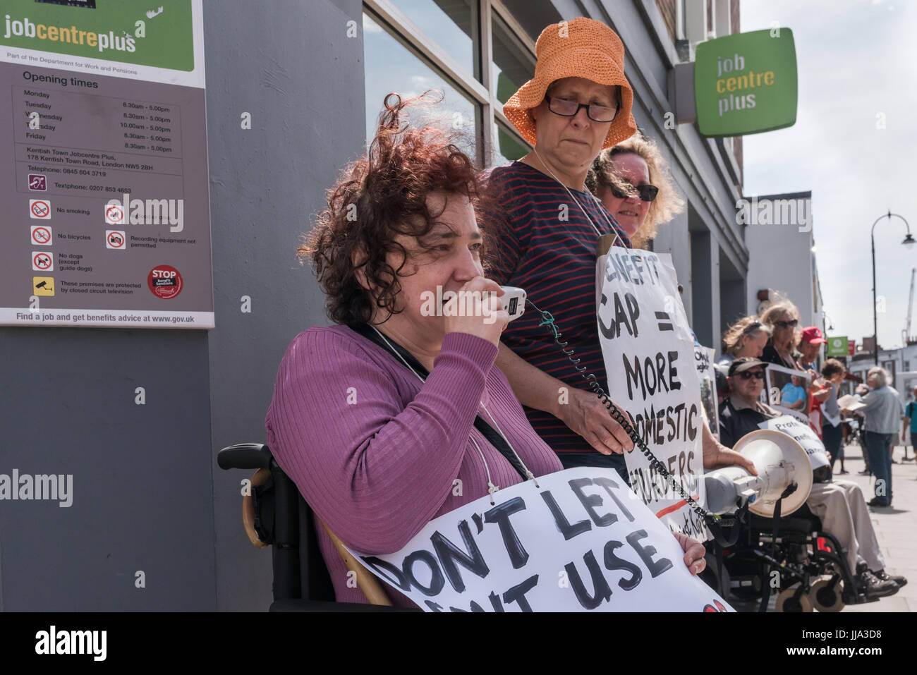 London, UK. 18. Juli 2017. Claire Glasman der Winvisible spricht bei der Protest außerhalb Kentish Town Jobcentre durch WinVisible, vereinen, Camden, Kilburn arbeitslose Arbeitnehmer Gemeinschaftsgruppe, alleinerziehende Mütter Selbstverteidigung, Camden Dynamik, englische kollektive von Prostituierten, alle afrikanischen Frauengruppe und andere behinderte Menschen gegen Kürzungen Tag des lokalen Aktionen über das Land gegen die Wirkung von Vorteil Schnitten und Sozialreformen auf die Armen und insbesondere auf Menschen mit Behinderungen. Bildnachweis: Peter Marshall/Alamy Live-Nachrichten Stockfoto