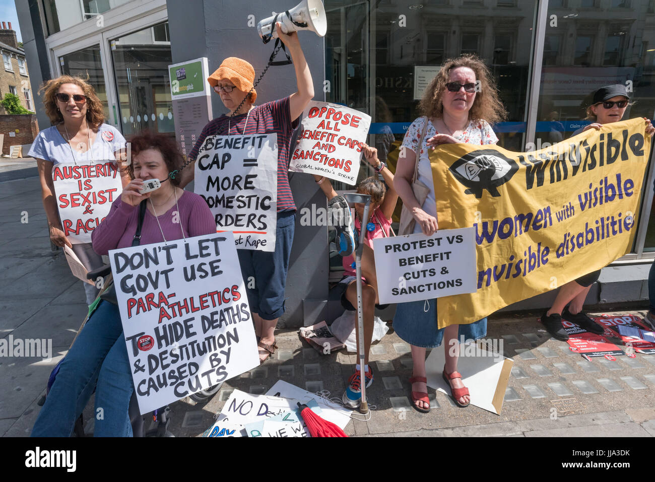 London, UK. 18. Juli 2017. Claire Glasman der Winvisible spricht bei der Protest außerhalb Kentish Town Jobcentre durch WinVisible, vereinen, Camden, Kilburn arbeitslose Arbeitnehmer Gemeinschaftsgruppe, alleinerziehende Mütter Selbstverteidigung, Camden Dynamik, englische kollektive von Prostituierten, alle afrikanischen Frauengruppe und andere behinderte Menschen gegen Kürzungen Tag des lokalen Aktionen über das Land gegen die Wirkung von Vorteil Schnitten und Sozialreformen auf die Armen und insbesondere auf Menschen mit Behinderungen. Bildnachweis: Peter Marshall/Alamy Live-Nachrichten Stockfoto