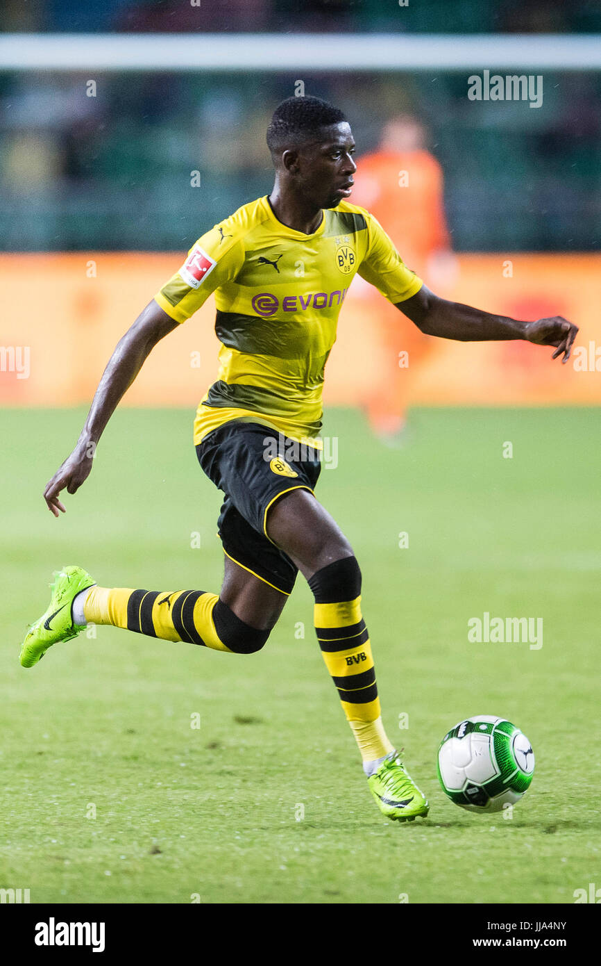 Borussia Dortmund Mittelfeldspieler Ousmane Dembele in Aktion während der internationalen Champions Cup 2017 match zwischen AC Milan Vs Borussia Dortmund am Universitätsstadion Guangzhou on18th Juli 2017 in Guangzhou, China. Foto: Marcio Rodrigo Machado/Power Sport Bilder/dpa Stockfoto