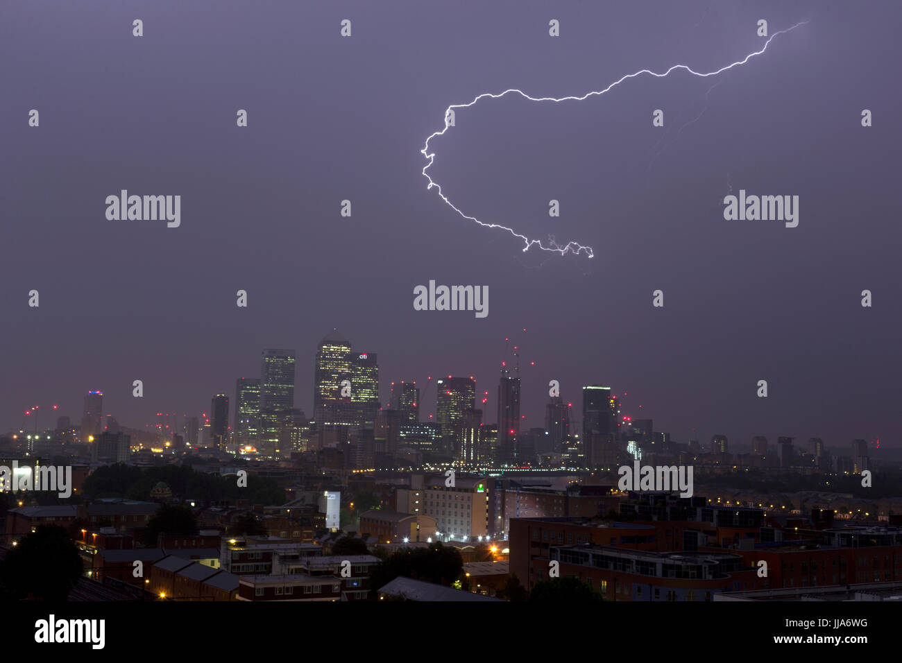 London, UK. 19. Juli 2017. UK-Wetter. Donner Sturm und Donner über Canary Wharf London UK. Bildnachweis: Simon Balson/Alamy Live-Nachrichten Stockfoto