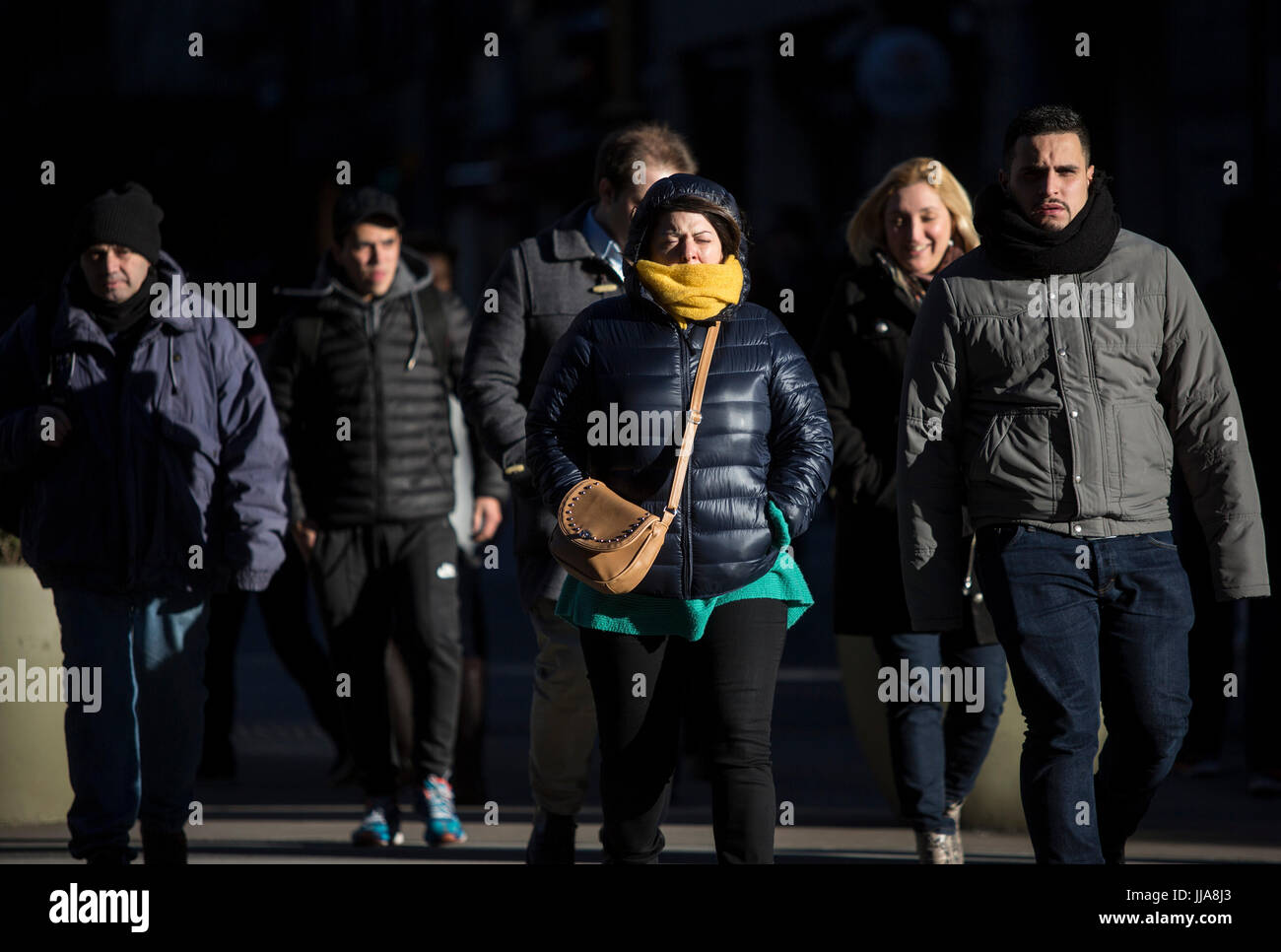 Buenos Aires Argentinien 17 Juli 17 Menschen Tragen Winterkleidung Um Sich Vor Dem Kalten Wetter In Buenos Aires Argentinien 17 Juli 17 Zu Schutzen Eine Polare Welle Trat Argentinien Absenken Der Temperatur