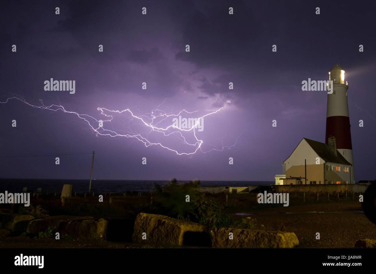 Blitz. Gewitter an der Portland Bill Leuchtturm, Dorset, Großbritannien. Blitze bei einem Gewitter. Stockfoto