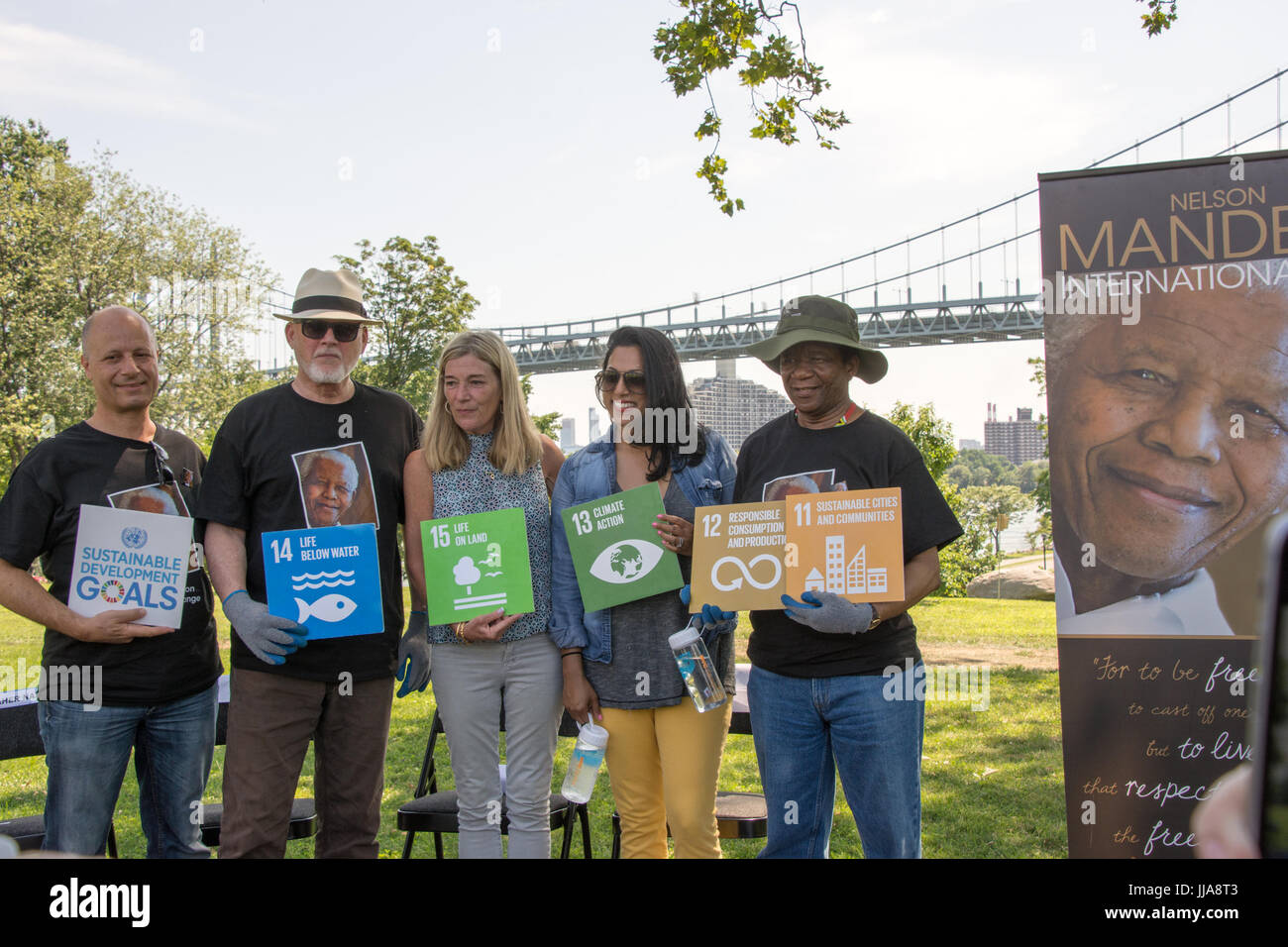 New York, USA. 18. Juli 2017.  Von links nach rechts, UN-Untergeneralsekretär für globale Kommunikation Maher Nasser, UN General Assembly Peter Thomson, Aimee Boden, Präsident, Randall Island Park Alliance, New York City Kommissarin für internationale Angelegenheiten Penny Abeywardena und südafrikanische Botschafter Jerry Matjila halten nachhaltige Entwicklungsziele der Vereinten Nationen unterzeichnet, da sie UN-Diplomaten und Mitarbeiter im Ehrenamt 67 Minuten zu helfen, New York Randall Insel zu Ehren verschönern anschließen von Nelson Mandela 67 Jahre des öffentlichen Dienstes. Bildnachweis: M. Stan Reaves/Alamy Live-Nachrichten Stockfoto