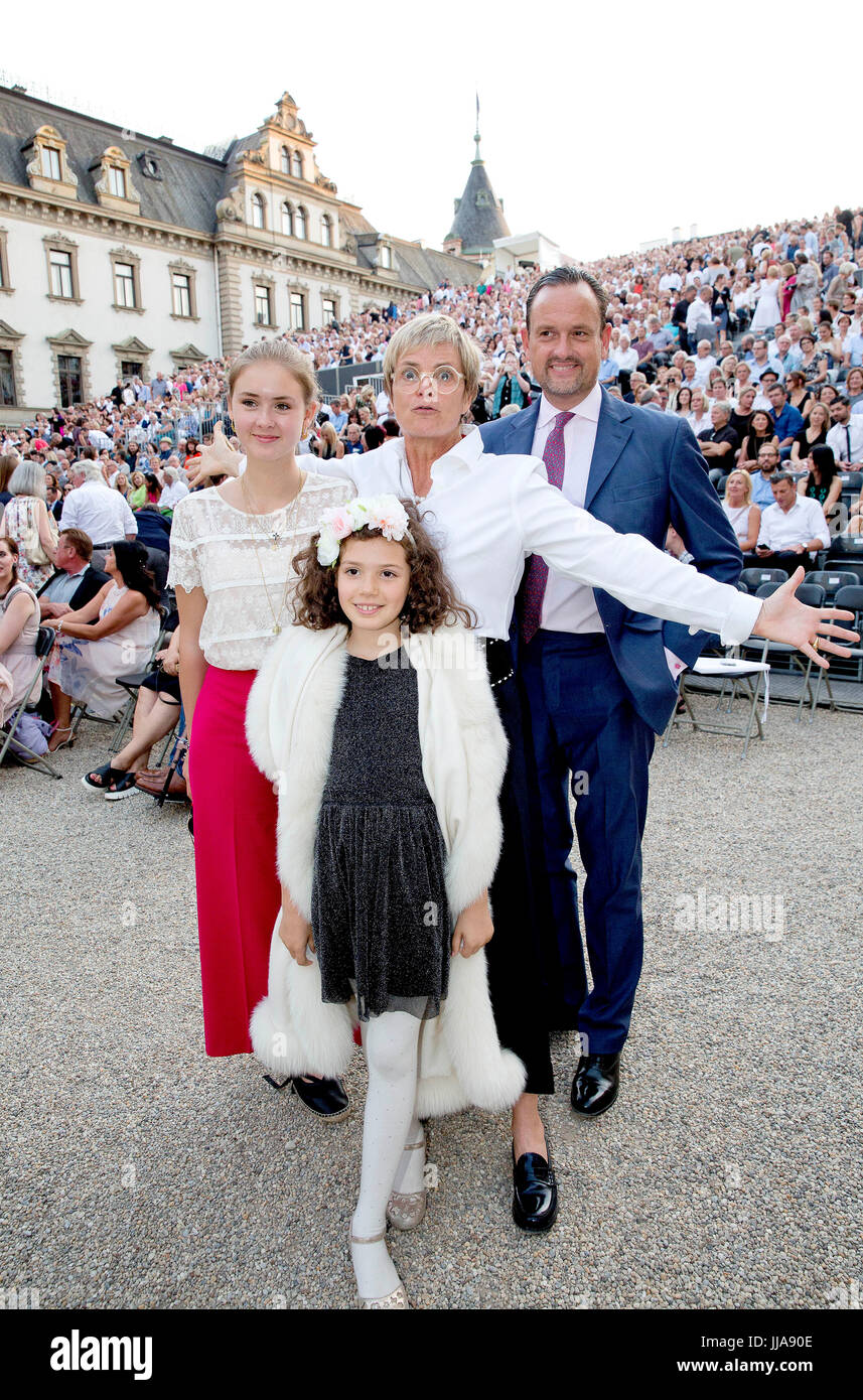 Maria-Letitia, Gräfin von Schönburg-Glauchau, Gloria, Prinzessin von Thurn und Taxis und Enkelin Maya, Gräfin von Schönburg-Glauchau und Alexander, Graf von Schönburg-Glauchau Schloss der St. Emmeram in Regensburg, am 18. Juli 2017, Besuch der Schlossfestspiele auf dem Schloss-Foto: Albert Nieboer/Niederlande OUT / Point De Vue - NO-Draht-SERVICE - Foto: Albert Nieboer/Royal Presse Europa/RPE Stockfoto