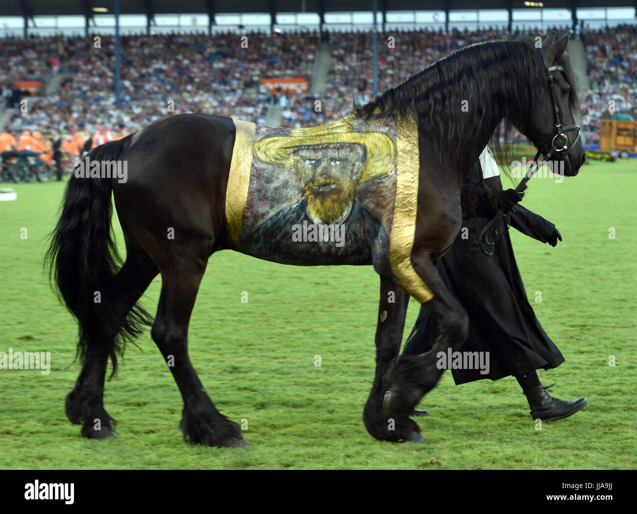 Aachen, Deutschland. 18. Juli 2017. Ein Selbstporträt des niederländischen Künstlers Van Gogh ist auf dem Rücken eines Pferdes bei der Eröffnungsfeier des CHIO Pferdesport-Turnier in Aachen, Deutschland, 18. Juli 2017 gemalt. Die Niederlande sind Partnerland der diesjährigen Turnier. Foto: Caroline Seidel/Dpa/Alamy Live News Stockfoto