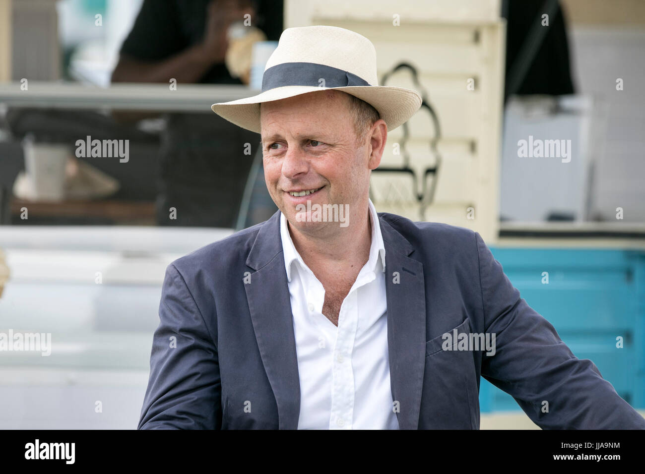 RHS Tatton Park Flower Show, Knutsford, Cheshire. Juli 2017. Der berühmte berühmte berühmte berühmte Gärtner „Joe Swift“ entdeckte, wie sich die Tore zu diesem Jahr öffnen, um die Blumenklasse der Royal Horticultural Society auf der Tatton Park Flower Show 2017 zu besuchen. Begeisterte Gärtner können in die Schönheit, den Duft und die Farbe des Floral Marquee & Plant Village eintauchen. Eine neue Ergänzung der spektakulären Gärten ist der 'Butterfly Dome', wo Gäste durch das tropische Paradies voller exotischer Schmetterlinge schlendern können. Joseph Samuel Swift ist ein englischer Gartendesigner, Journalist und Fernsehmoderator. Stockfoto