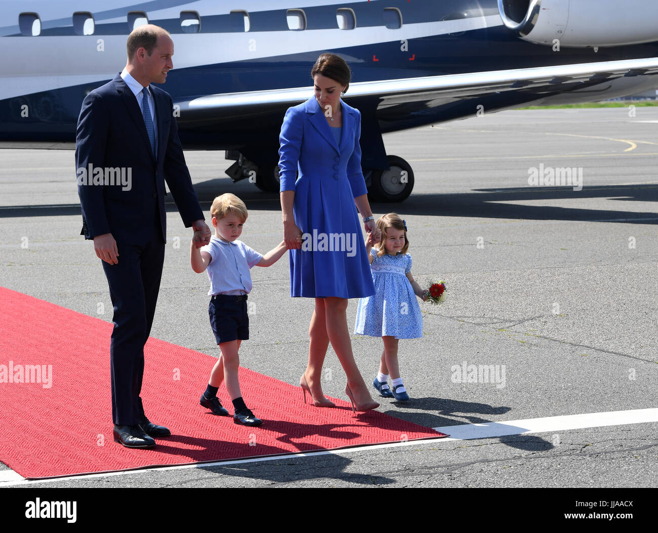 Berlin, Deutschland. 19. Juli 2017. Großbritanniens Prinz William seiner Frau Kate und ihre Kinder Prinz Georg und Prinzessin Charlotte kommen am Flughafen Tegel in Berlin, Deutschland, 19. Juli 2017. Foto: Bernd Von Jutrczenka/Dpa/Alamy Live News Stockfoto