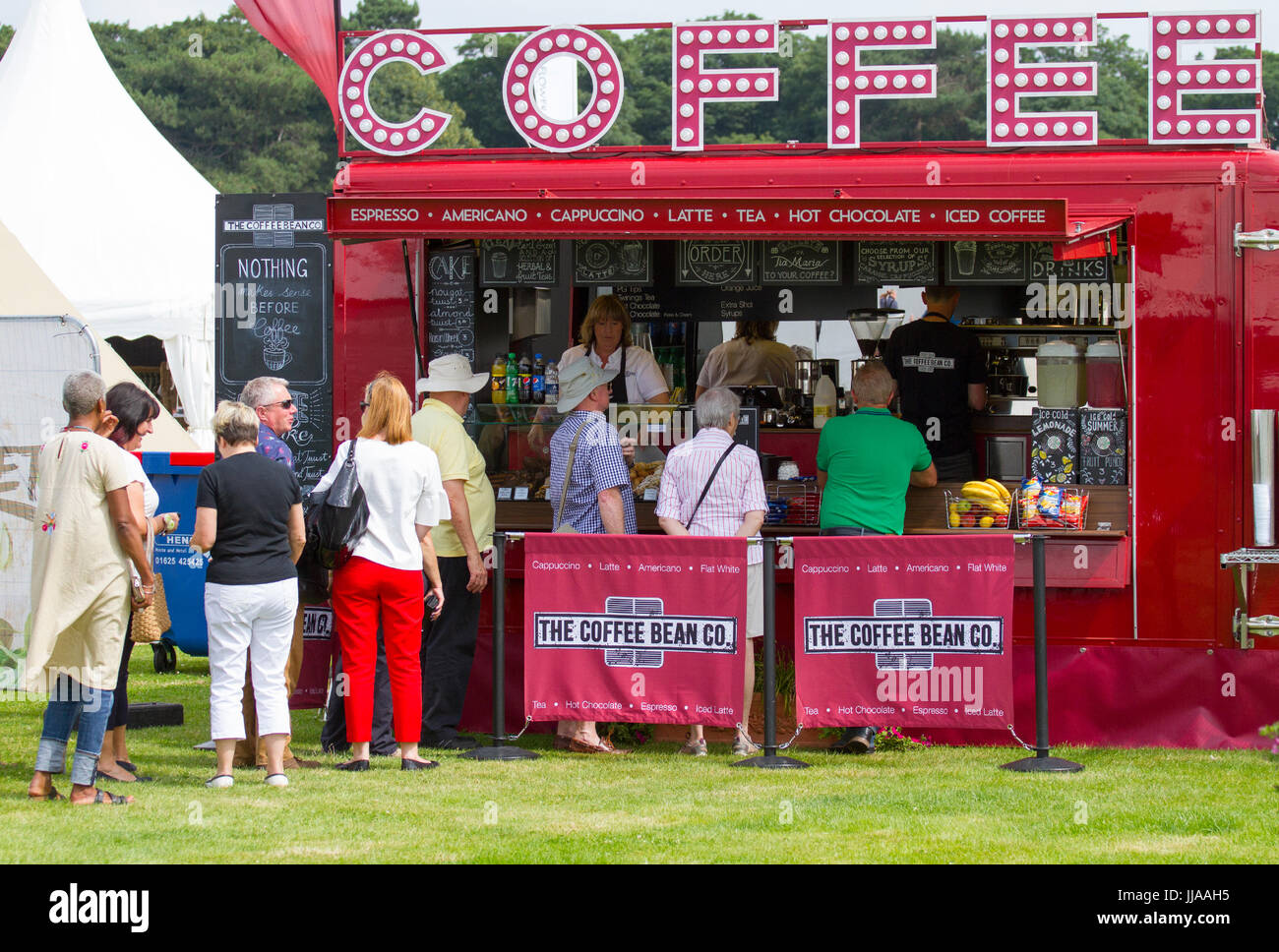 The Coffee Bean Co. Lebensmitteltransporter, Lastwagen und Stände in Knutsford, Keshire, Großbritannien. Juli 2017. Auf der Tatton Park Flower Show, die heute eröffnet wurde, um Kaffee zu trinken, erwartet Sie eine fünftägige botanische Extravaganz. Stockfoto