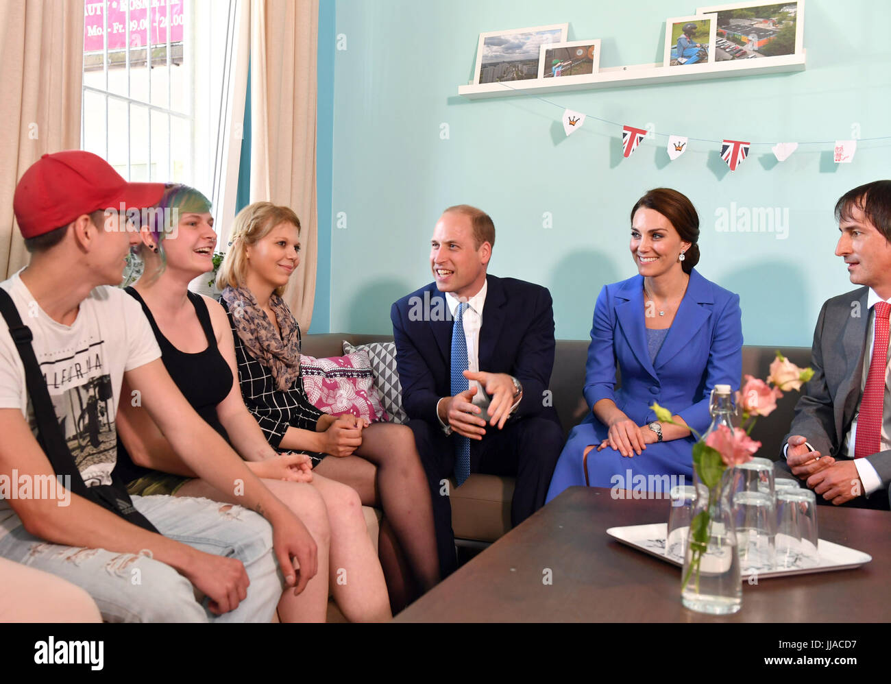 Berlin, Deutschland. 19. Juli 2017. Eckhard Baumann (R), Sozialarbeiterin, Vorsitzender und Leiter der Strassenkinder e.V. (lit.) Street-Kinder-Verband) und des Zentrums Bolle Kinder- und Jugendtheater Großbritanniens Prinz William (3-R) und seine Frau Catherine (2-R), Herzogin von Cambridge, sprechen Sie mit Jugendlichen in der Bolle Kinder- und Jugend-Zentrum in Berlin, Deutschland, 19. Juli 2017. Die Sozialarbeiter bieten seit Jahren Hilfe für vernachlässigte Kinder und Jugendliche. Foto: Jens Kalaene/Dpa-Zentralbild/Dpa/Alamy Live News Stockfoto