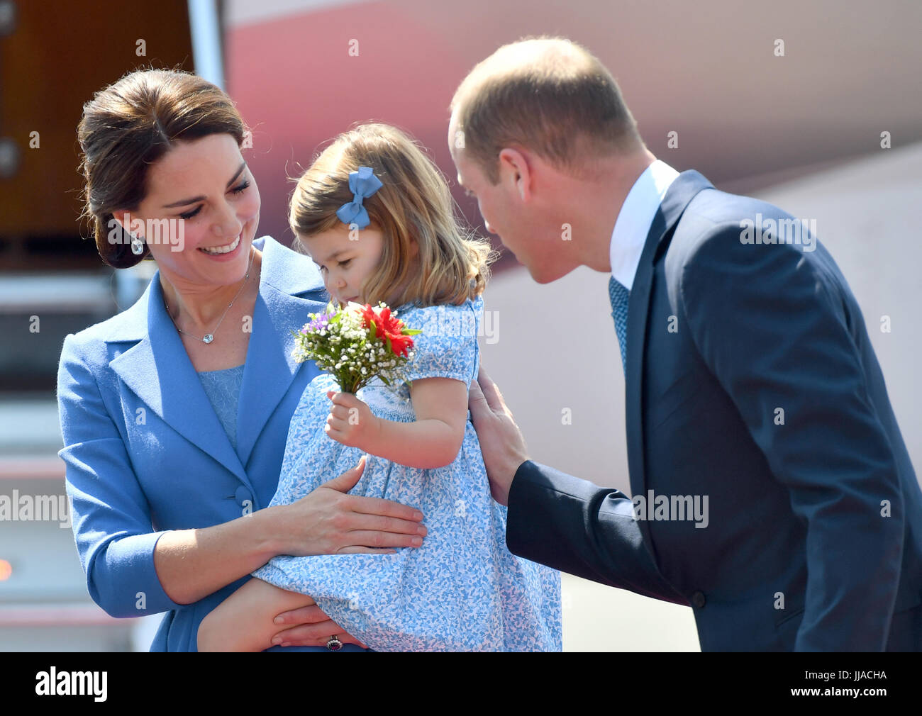 Berlin, Deutschland. 19. Juli 2017. Großbritanniens Prinz William, seine Frau Catherine, Herzogin von Cambridge, und ihre Kinder Prinz Georg und Prinzessin Charlotte kommen am Flughafen Tegel in Berlin, Deutschland, 19. Juli 2017. Foto: Bernd von Jutrczenka/Dpa/Alamy Live News Stockfoto