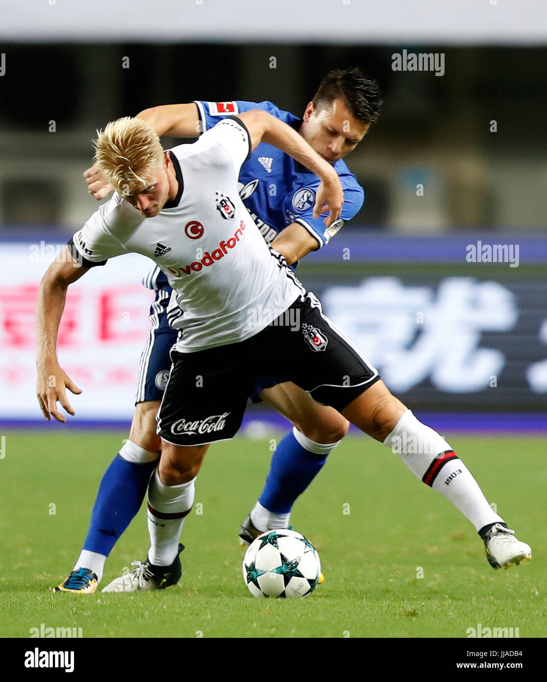 (170719)--ZHUHAI, 19. Juli 2017 (Xinhua)--Yevhen Konoplyanka (R) des FC Schalke 04 wetteifert mit Andreas Beck von Besiktas JK während ein Vorsaison Fußballspiel im Stadion Center Zhuhai in Zhuhai, Süd-China Guangdong Provinz, 19. Juli 2017. FC Schalke 04 gewann 3: 2. Bildnachweis: Xinhua/Alamy Live-Nachrichten Stockfoto