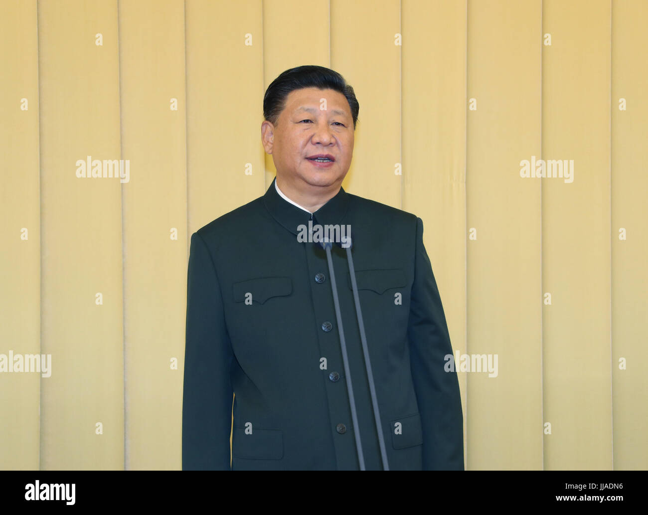Peking, China. 19. Juli 2017. Chinesischen Staatspräsidenten Xi Jinping, auch Generalsekretär des Zentralkomitees der kommunistischen Partei von China (CPC) und Vorsitzender von der zentralen Militärkommission (CMC), befasst sich Köpfe der großen militärischen Forschungs- und Bildungseinrichtungen in Peking, Hauptstadt von China, 19. Juli 2017. Bildnachweis: Li Gang/Xinhua/Alamy Live-Nachrichten Stockfoto