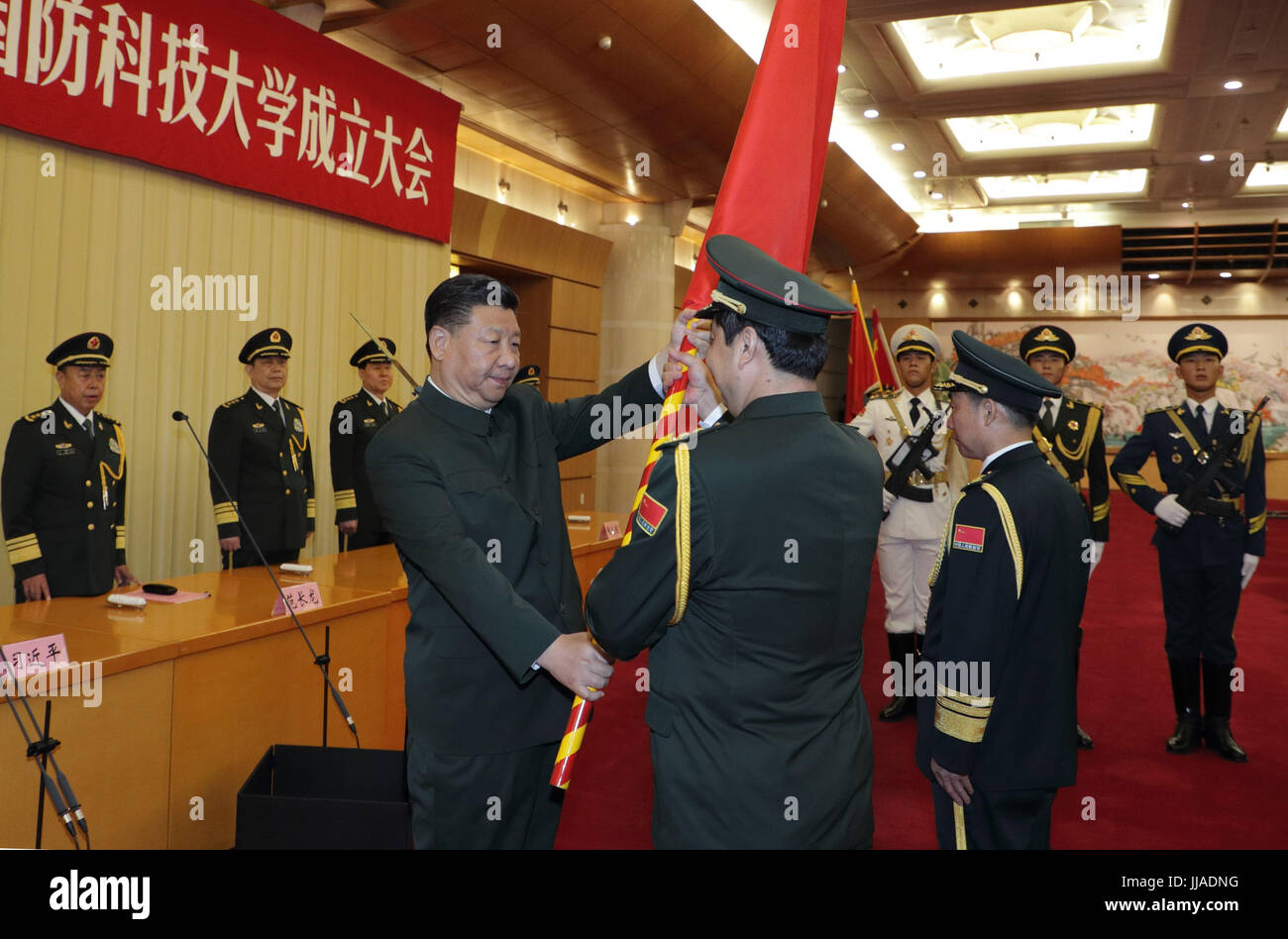 Peking, China. 19. Juli 2017. Chinesischen Staatspräsidenten Xi Jinping, auch Generalsekretär des Zentralkomitees der kommunistischen Partei von China (CPC) und Vorsitzender von der zentralen Militärkommission (CMC), präsentiert die Köpfe von der Menschen Volksbefreiungsarmee (PLA) Akademie der Militärwissenschaften mit der militärischen Flagge in Peking, Hauptstadt von China, 19. Juli 2017. Bildnachweis: Li Gang/Xinhua/Alamy Live-Nachrichten Stockfoto