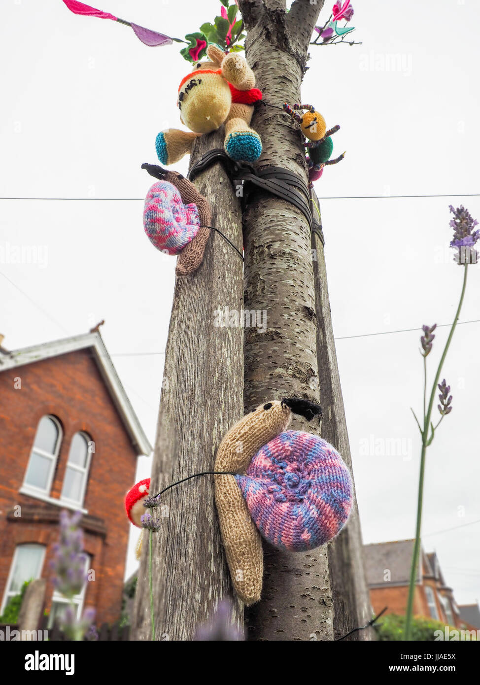 Garn Bombardierung, Yarnbombing, Knurrhahn Dorf, Isle of Wight. 19 Jul, 2017. Foto: 16 Jul, 2017. Der knurrhahn Stricken und Natter Gruppe dekorieren Knurrhahn Dorf zu Geld für die knurrhahn Elephant Club, eine örtliche Wohltätigkeitsorganisation, die Kapital für Menschen mit Gedächtnisproblemen und Fähigkeit, Hunde für die jungen Menschen erhöhen. Das Timing stimmt mit der Insel Wight offene Ateliers, wo Künstler öffnen ihre Werkstätten der Öffentlichkeit ihr Handwerk über die Insel vom 14. bis zum 24. Juli 2017 zeigen. Foto: 16 Jul, 2017. Stockfoto