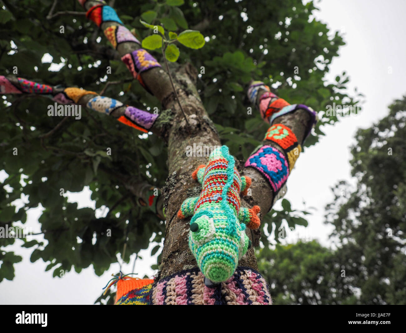 Garn Bombardierung, Yarnbombing, Knurrhahn Dorf, Isle of Wight. 19 Jul, 2017. Foto: 16 Jul, 2017. Der knurrhahn Stricken und Natter Gruppe dekorieren Knurrhahn Dorf zu Geld für die knurrhahn Elephant Club, eine örtliche Wohltätigkeitsorganisation, die Kapital für Menschen mit Gedächtnisproblemen und Fähigkeit, Hunde für die jungen Menschen erhöhen. Das Timing stimmt mit der Insel Wight offene Ateliers, wo Künstler öffnen ihre Werkstätten der Öffentlichkeit ihr Handwerk über die Insel vom 14. bis zum 24. Juli 2017 zeigen. Foto: 16 Jul, 2017. Stockfoto