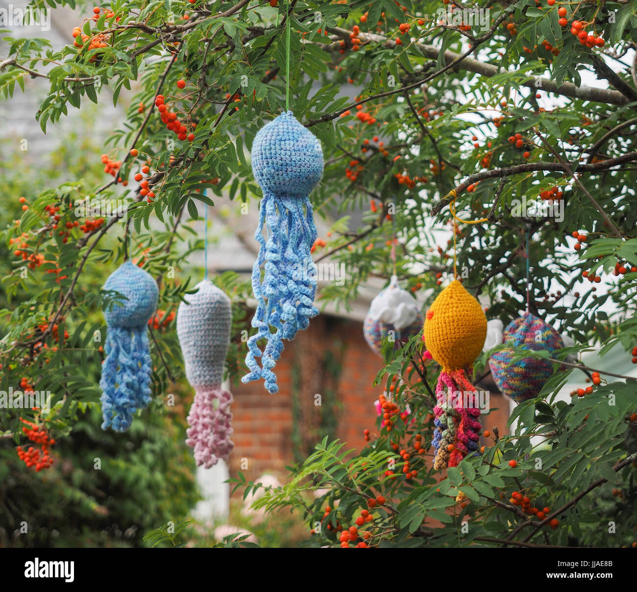 Garn Bombardierung, Yarnbombing, Knurrhahn Dorf, Isle of Wight. 19 Jul, 2017. Foto: 16 Jul, 2017. Der knurrhahn Stricken und Natter Gruppe dekorieren Knurrhahn Dorf zu Geld für die knurrhahn Elephant Club, eine örtliche Wohltätigkeitsorganisation, die Kapital für Menschen mit Gedächtnisproblemen und Fähigkeit, Hunde für die jungen Menschen erhöhen. Das Timing stimmt mit der Insel Wight offene Ateliers, wo Künstler öffnen ihre Werkstätten der Öffentlichkeit ihr Handwerk über die Insel vom 14. bis zum 24. Juli 2017 zeigen. Foto: 16 Jul, 2017. Stockfoto