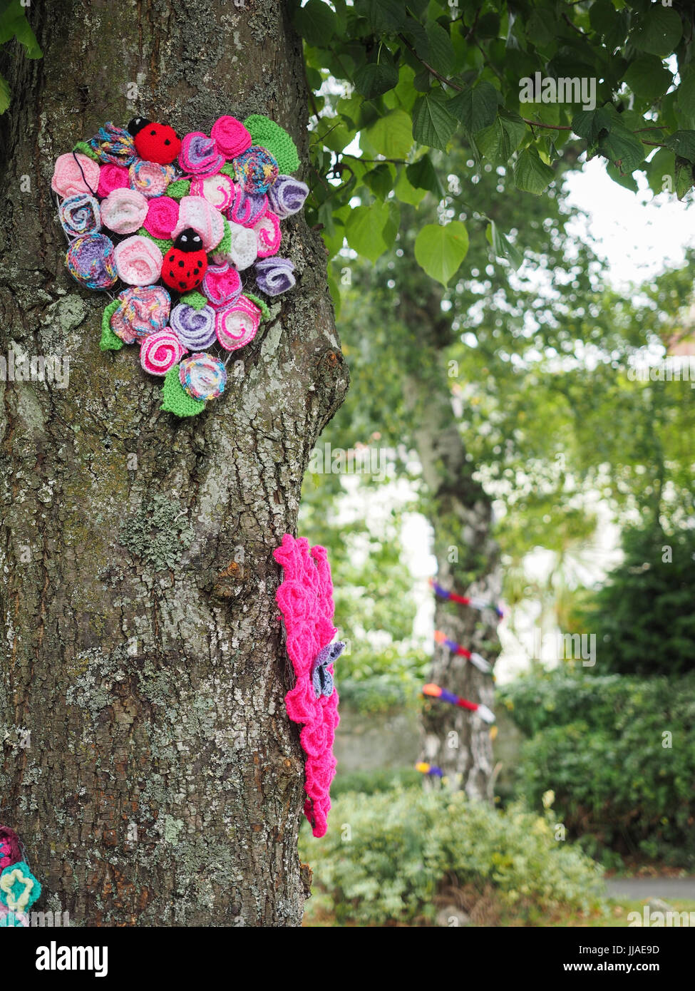 Garn Bombardierung, Yarnbombing, Knurrhahn Dorf, Isle of Wight. 19 Jul, 2017. Foto: 16 Jul, 2017. Der knurrhahn Stricken und Natter Gruppe dekorieren Knurrhahn Dorf zu Geld für die knurrhahn Elephant Club, eine örtliche Wohltätigkeitsorganisation, die Kapital für Menschen mit Gedächtnisproblemen und Fähigkeit, Hunde für die jungen Menschen erhöhen. Das Timing stimmt mit der Insel Wight offene Ateliers, wo Künstler öffnen ihre Werkstätten der Öffentlichkeit ihr Handwerk über die Insel vom 14. bis zum 24. Juli 2017 zeigen. Foto: 16 Jul, 2017. Stockfoto