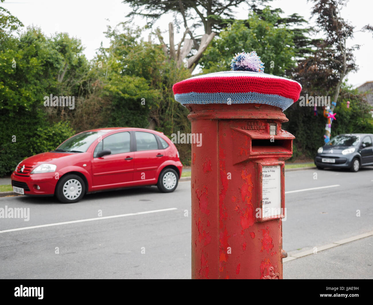 Garn Bombardierung, Yarnbombing, Knurrhahn Dorf, Isle of Wight. 19 Jul, 2017. Foto: 16 Jul, 2017. Der knurrhahn Stricken und Natter Gruppe dekorieren Knurrhahn Dorf zu Geld für die knurrhahn Elephant Club, eine örtliche Wohltätigkeitsorganisation, die Kapital für Menschen mit Gedächtnisproblemen und Fähigkeit, Hunde für die jungen Menschen erhöhen. Das Timing stimmt mit der Insel Wight offene Ateliers, wo Künstler öffnen ihre Werkstätten der Öffentlichkeit ihr Handwerk über die Insel vom 14. bis zum 24. Juli 2017 zeigen. Foto: 16 Jul, 2017. Stockfoto