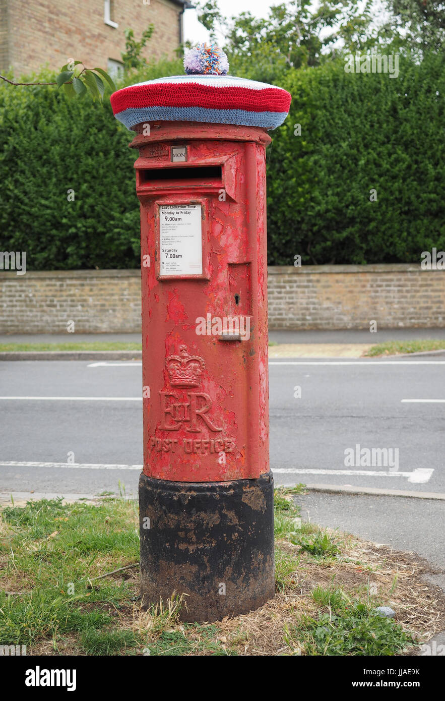 Garn Bombardierung, Yarnbombing, Knurrhahn Dorf, Isle of Wight. 19 Jul, 2017. Foto: 16 Jul, 2017. Der knurrhahn Stricken und Natter Gruppe dekorieren Knurrhahn Dorf zu Geld für die knurrhahn Elephant Club, eine örtliche Wohltätigkeitsorganisation, die Kapital für Menschen mit Gedächtnisproblemen und Fähigkeit, Hunde für die jungen Menschen erhöhen. Das Timing stimmt mit der Insel Wight offene Ateliers, wo Künstler öffnen ihre Werkstätten der Öffentlichkeit ihr Handwerk über die Insel vom 14. bis zum 24. Juli 2017 zeigen. Foto: 16 Jul, 2017. Stockfoto