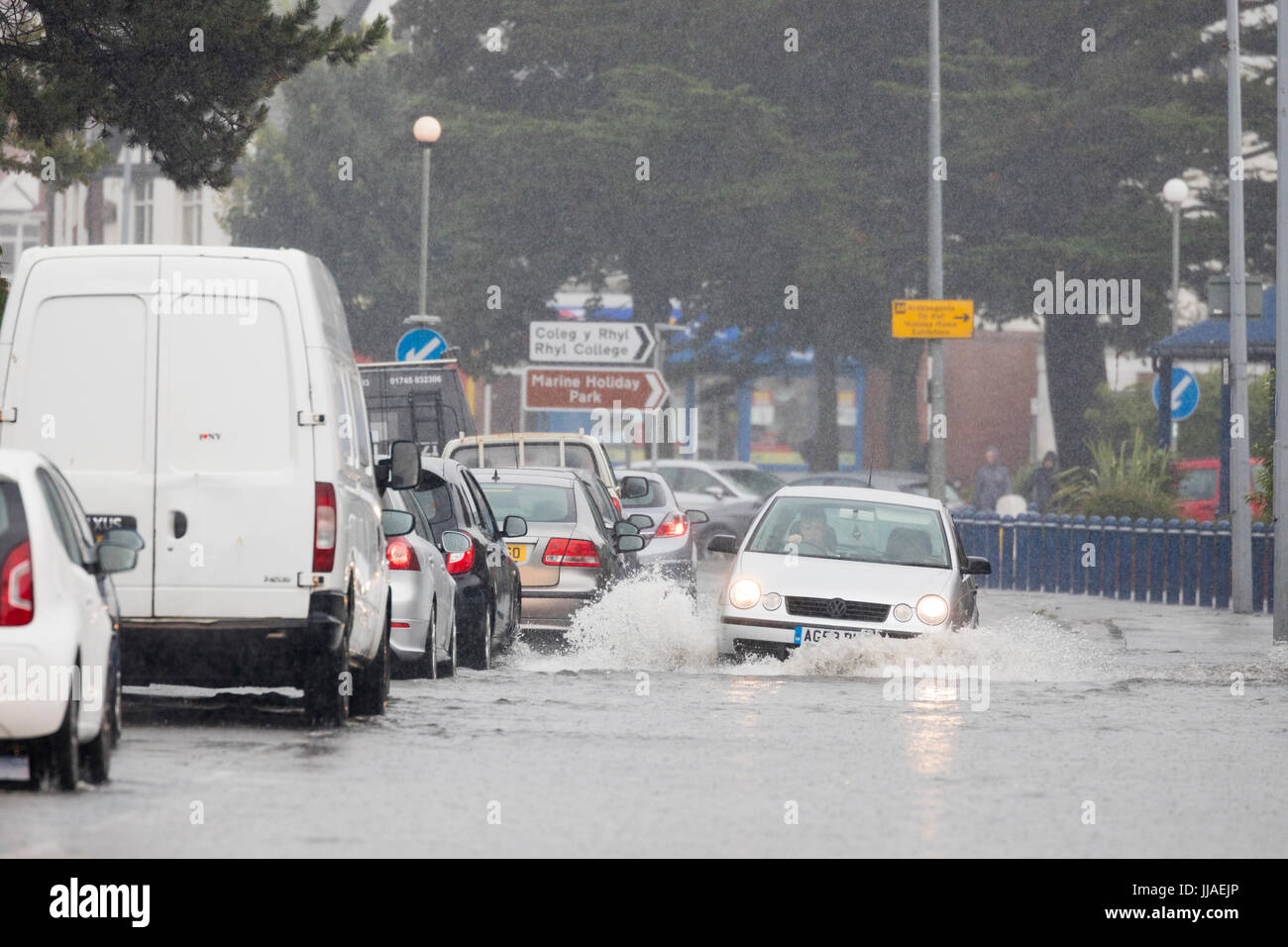 Treiber ertappt durch Flash Überschwemmungen bei Starkregen Sturm Fahrt durch die überfluteten Straßen in Rhyl, North Wales, UK Stockfoto
