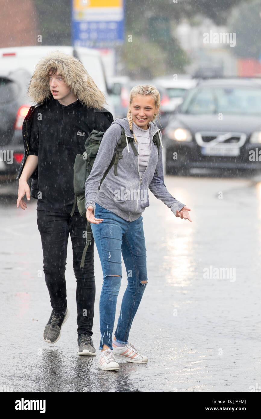 Menschen ertappt von sintflutartigen Regenfällen und Überschwemmungen während eines Sturms Sommer Spaziergang durch überflutete Straßen A525 unterwegs in den Küstenort Stadt Rhyl, Denbighshire, Wales, UK flash Stockfoto