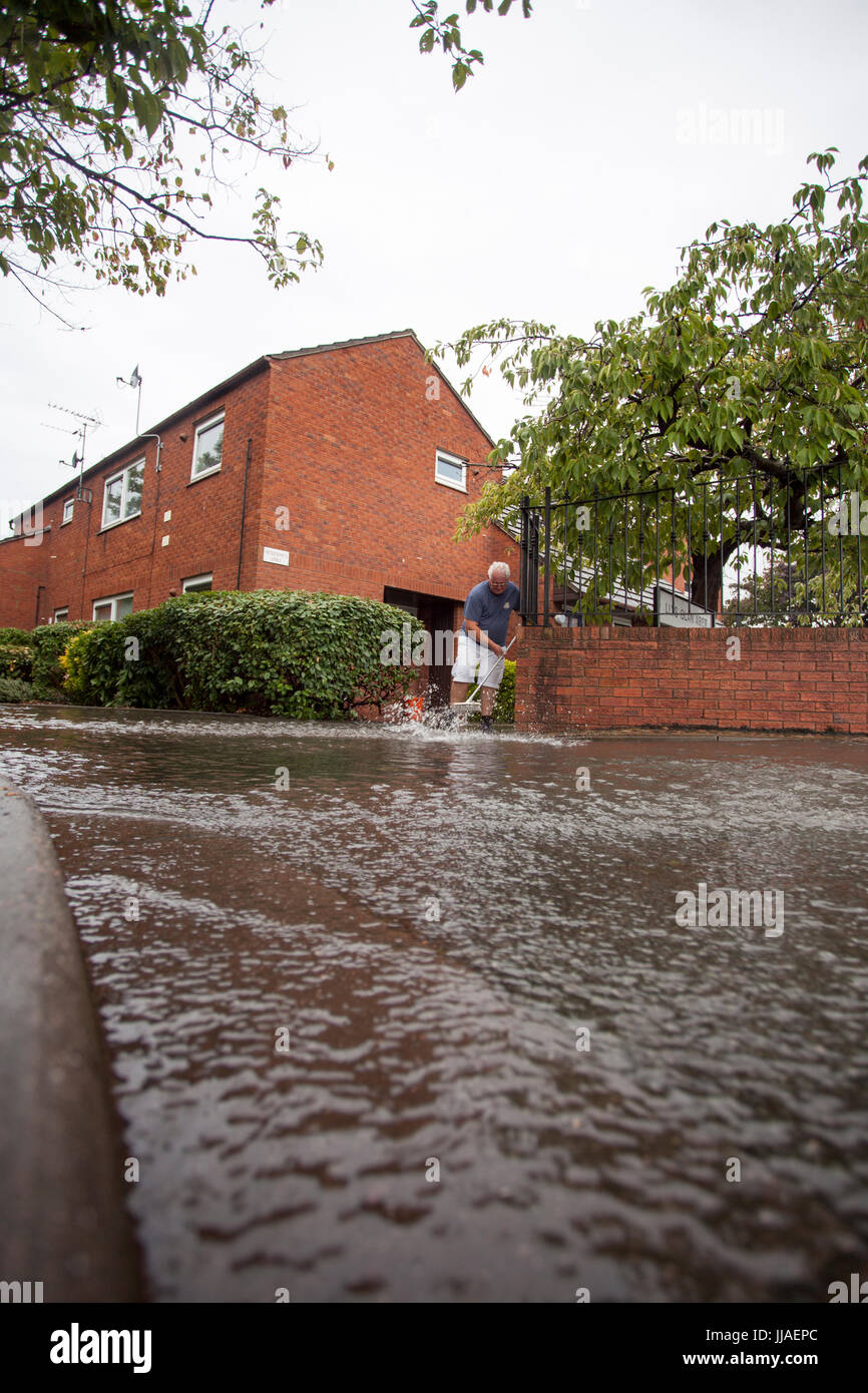 Sturzfluten von sintflutartigen Regenfällen Stürmen, Überschwemmungen eine Wohnsiedlung in der Küstenstadt Stadt Rhyl, Nordwales entlang der A525, Denbighsire Stockfoto