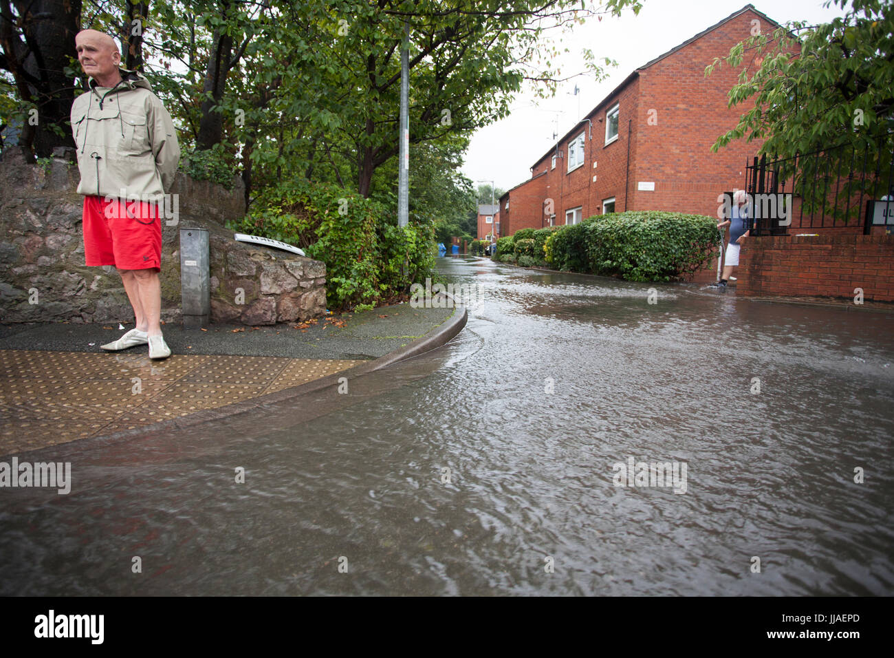 Sturzfluten von sintflutartigen Regenfällen Stürmen, Überschwemmungen eine Wohnsiedlung in der Küstenstadt Stadt Rhyl, Nordwales entlang der A525, Denbighsire Stockfoto