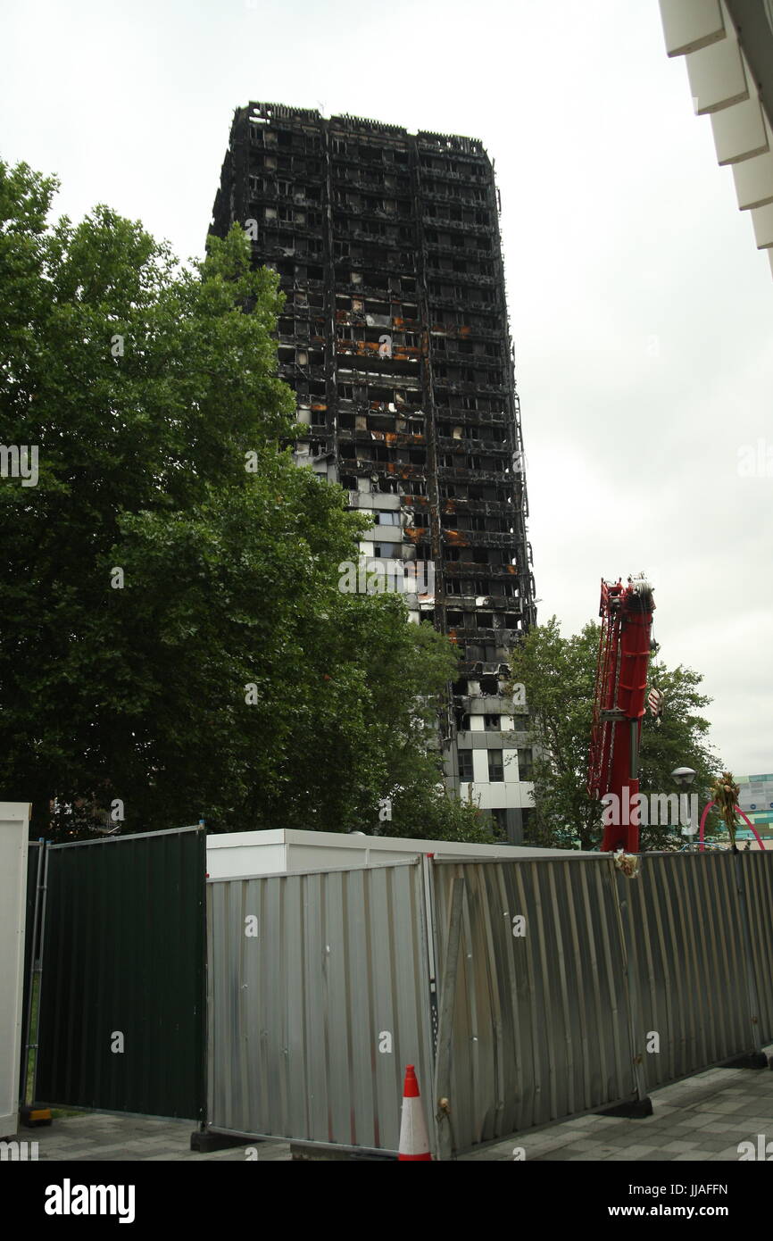 London, UK. 19. Juli 2017.The Grenfell Turm bleibt eine geschwärzte Erinnerung an anderer Stelle Proteste nehmen Platz außerhalb der Kensington und Chelsea Rat Gebäude wie der Rat trifft die Grenfell Katastrophe diskutieren einen Monat, nachdem es passiert ist. Roland Ravenhill/Alamy Live-Nachrichten. Bildnachweis: Roland Ravenhill/Alamy Live-Nachrichten Stockfoto