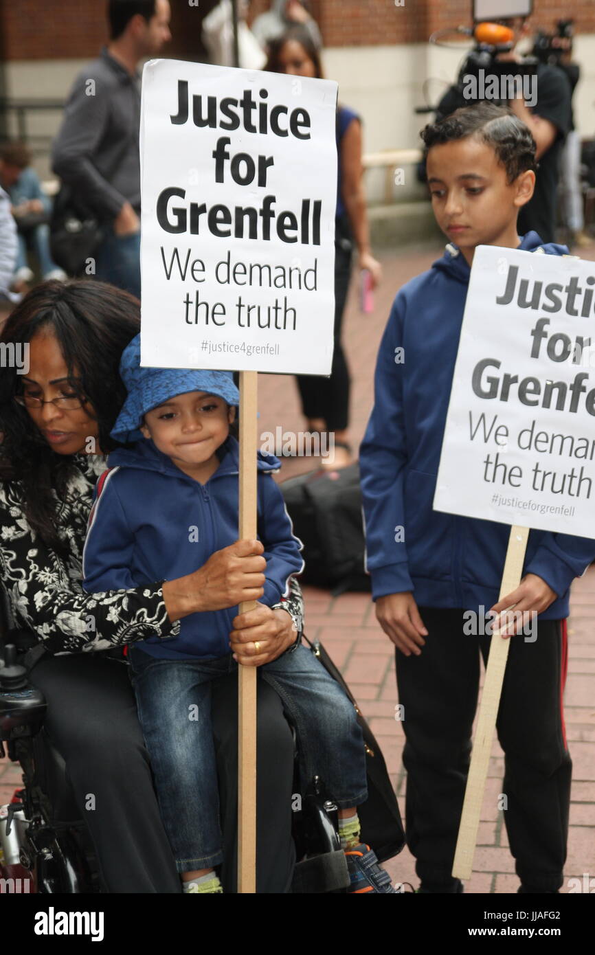 London, UK. 19. Juli 2017.A junge Familie beitreten den Protest außerhalb der Kensington und Chelsea Rat Gebäude wie der Rat trifft die Grenfell Katastrophe diskutieren statt einen Monat, nachdem es passiert ist. Roland Ravenhill/Alamy Live-Nachrichten. Bildnachweis: Roland Ravenhill/Alamy Live-Nachrichten Stockfoto