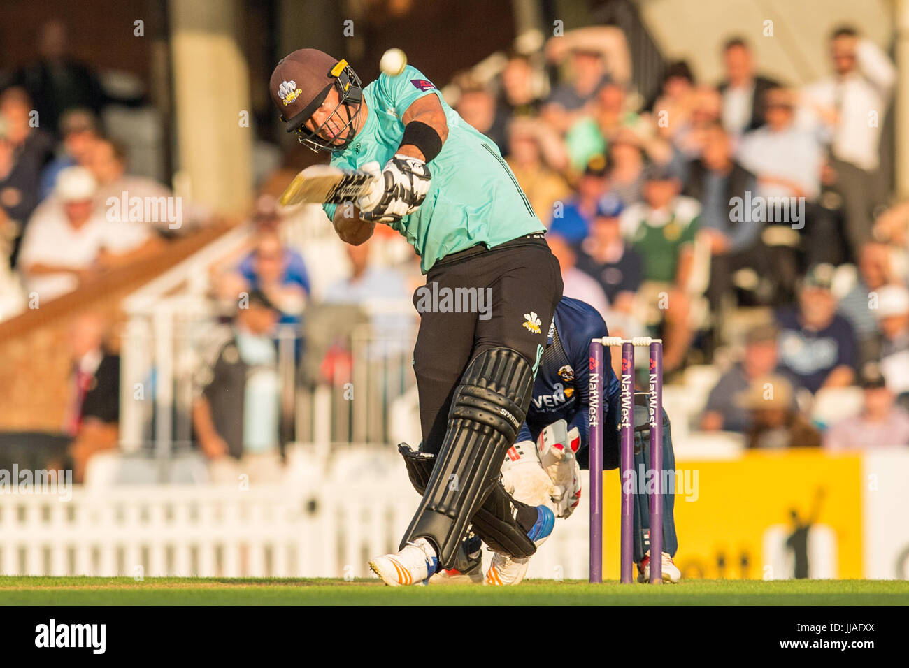 London, UK. 19. Juli 2017. Kevin Pietersen trifft eine sechs Wimper für Surrey gegen Essex im NatWest T20 Blast Spiel im Kia Oval. Bildnachweis: David Rowe/Alamy Live-Nachrichten Stockfoto