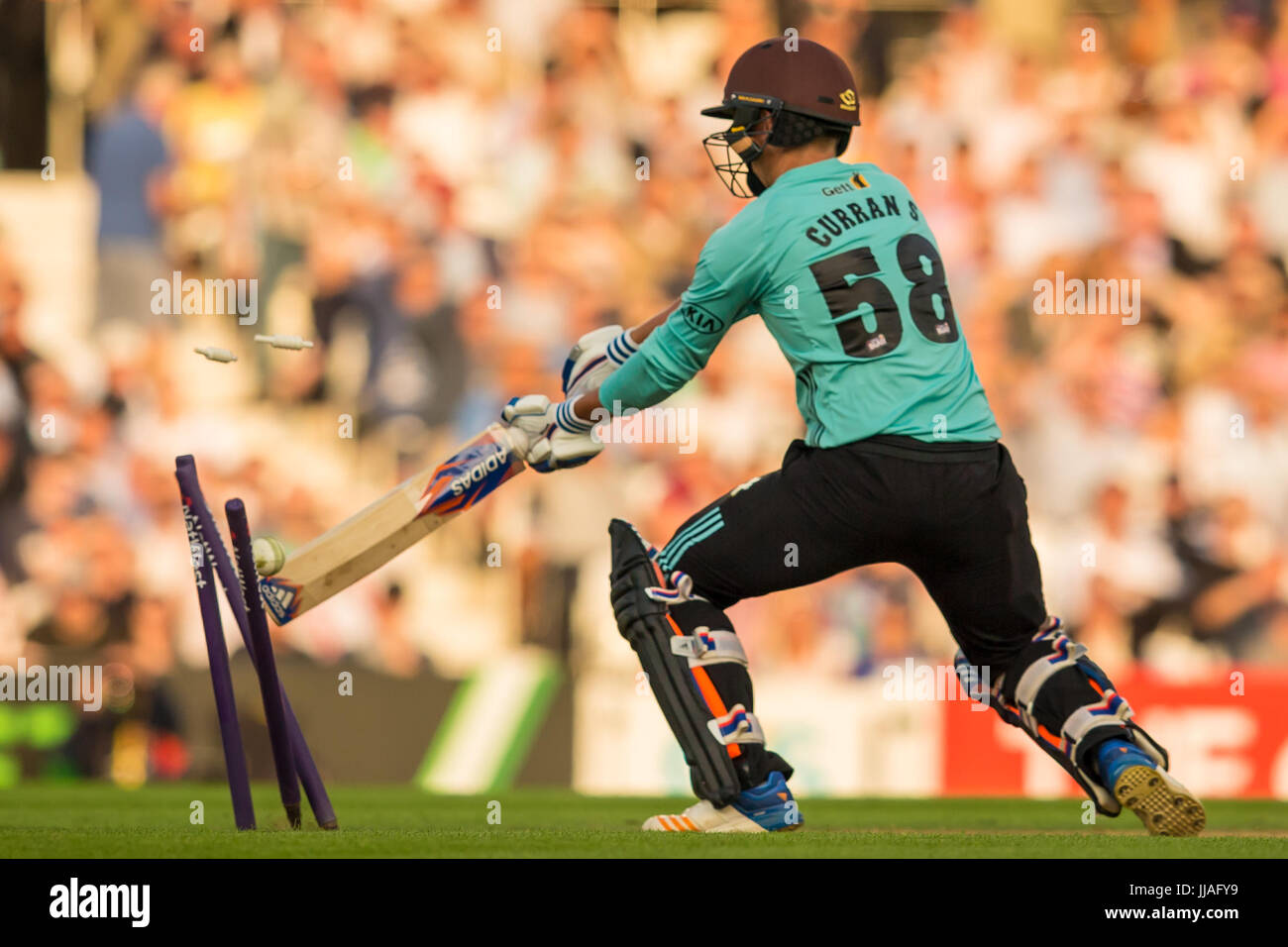 London, UK. 19. Juli 2017. Sam Curran bekommt seine Stümpfe ganz und gar neu arrangiert von Paul Walter Wimper für Surrey gegen Essex in der NatWest T20 Explosion im Kia Oval übereinstimmen. Bildnachweis: David Rowe/Alamy Live-Nachrichten Stockfoto