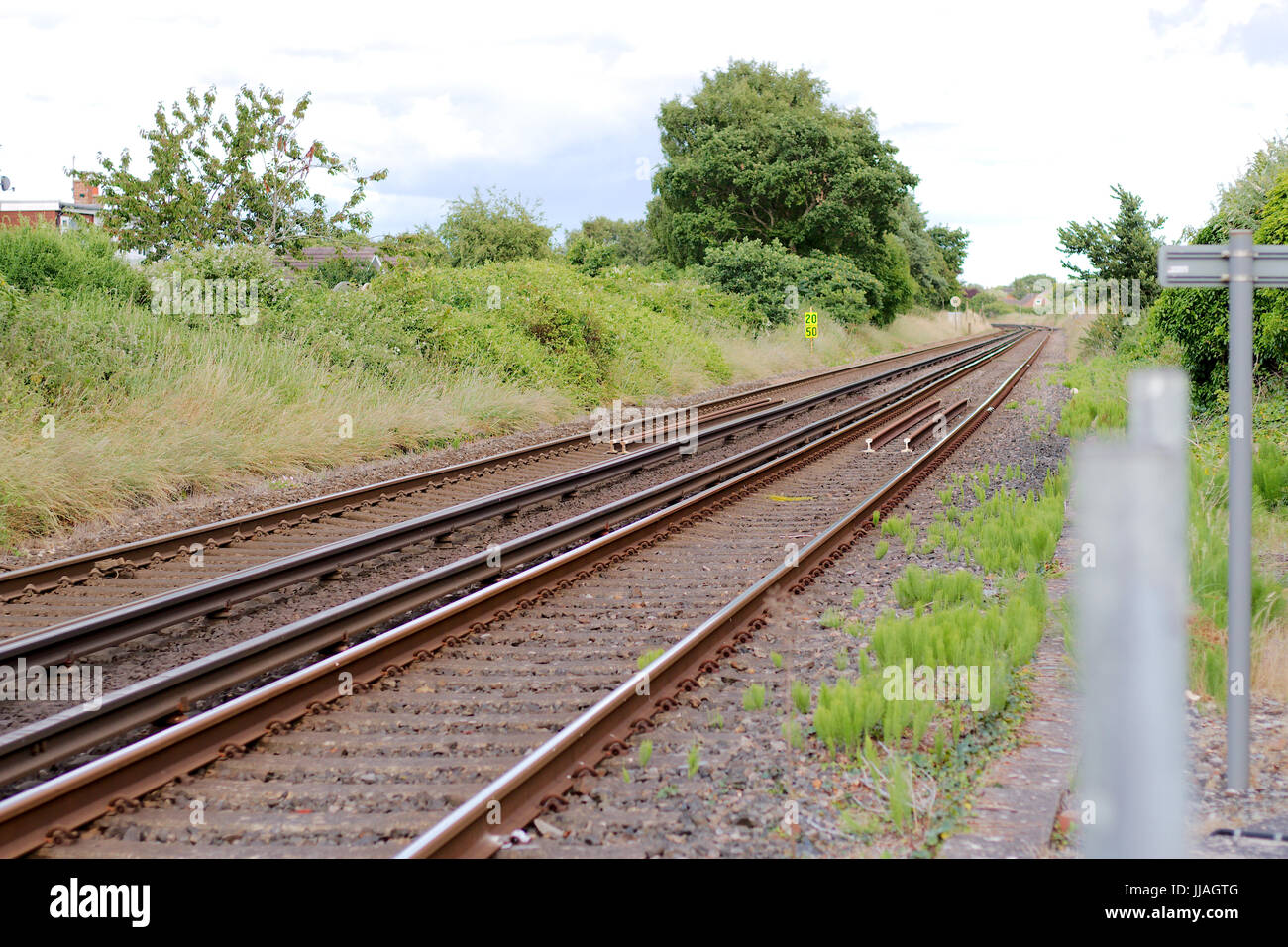 Bahnstrecke (Schiene-Straße) in der Ferne verschwindet. Stockfoto