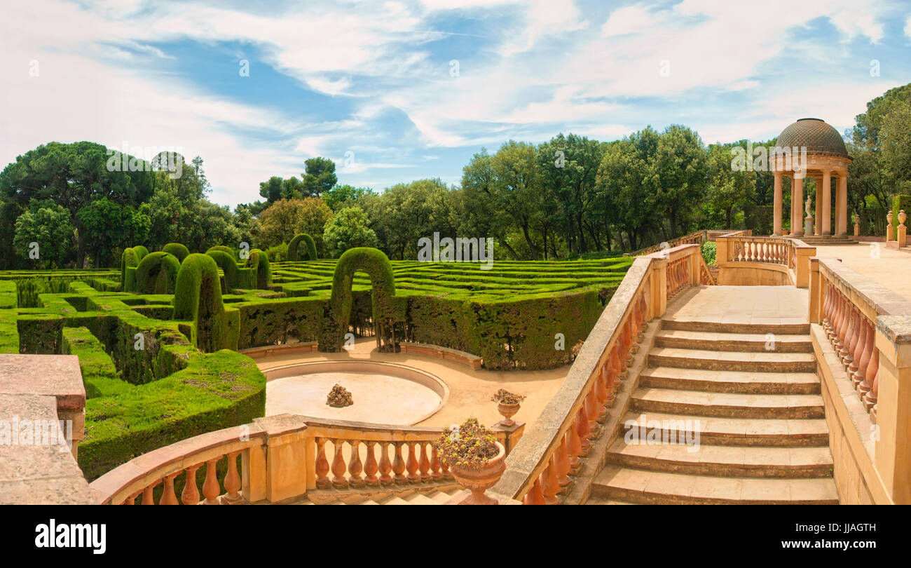 horizontale Panoramablick über Labyrinth Park Horta an sonnigen Sommertag, Barcelona, Katalonien, Spanien Stockfoto