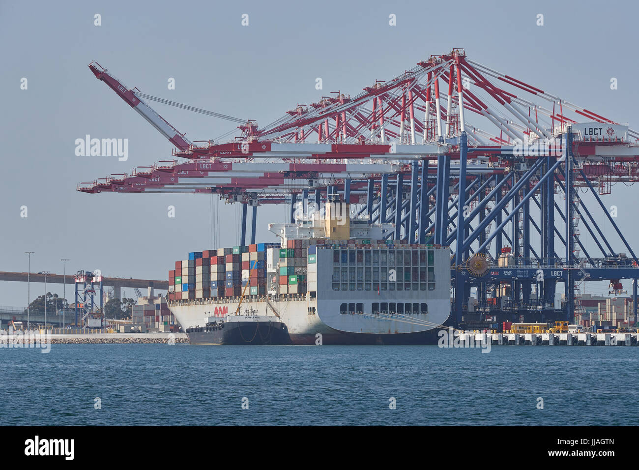 Containerschiff, OOCL LONG BEACH, Bunkern (Tanken), in den Hafen von Long Beach, Kalifornien, USA. Stockfoto