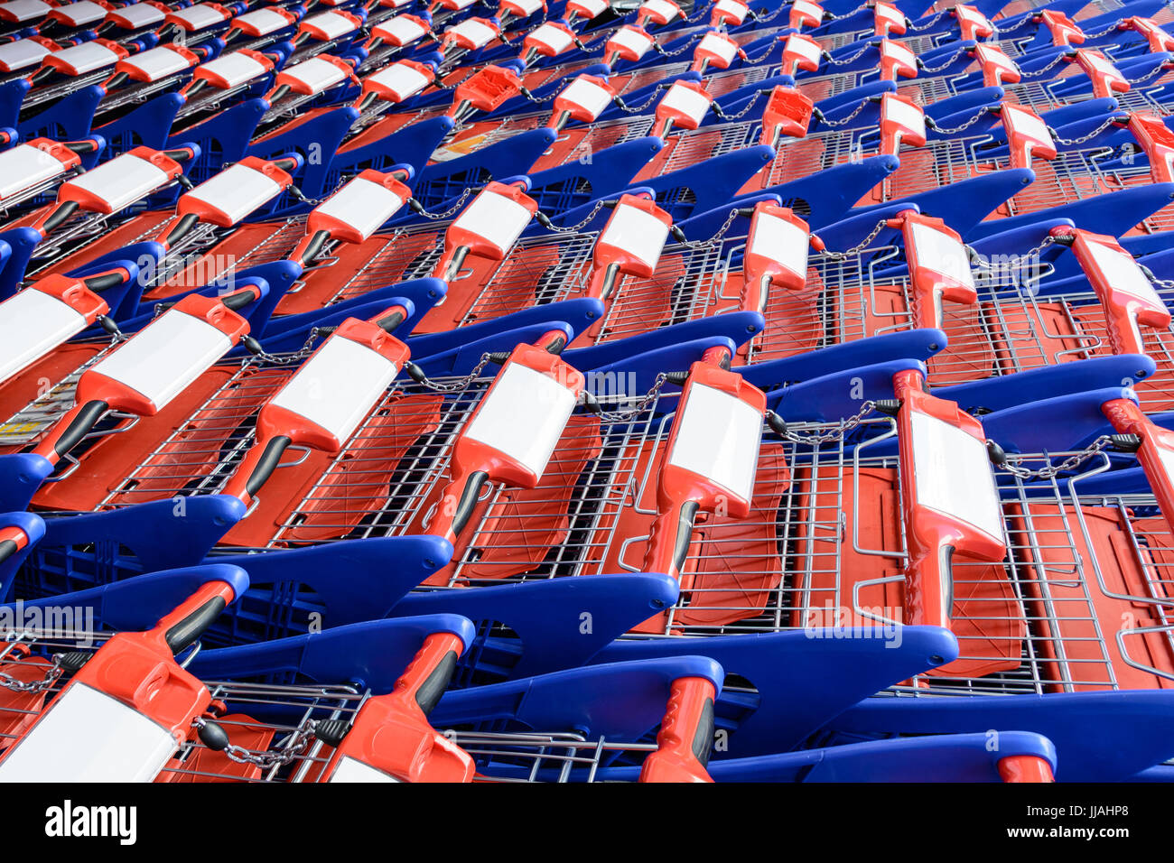 Rote und blaue Warenkörbe verschachtelten sich in mehreren Zeilen. Stockfoto
