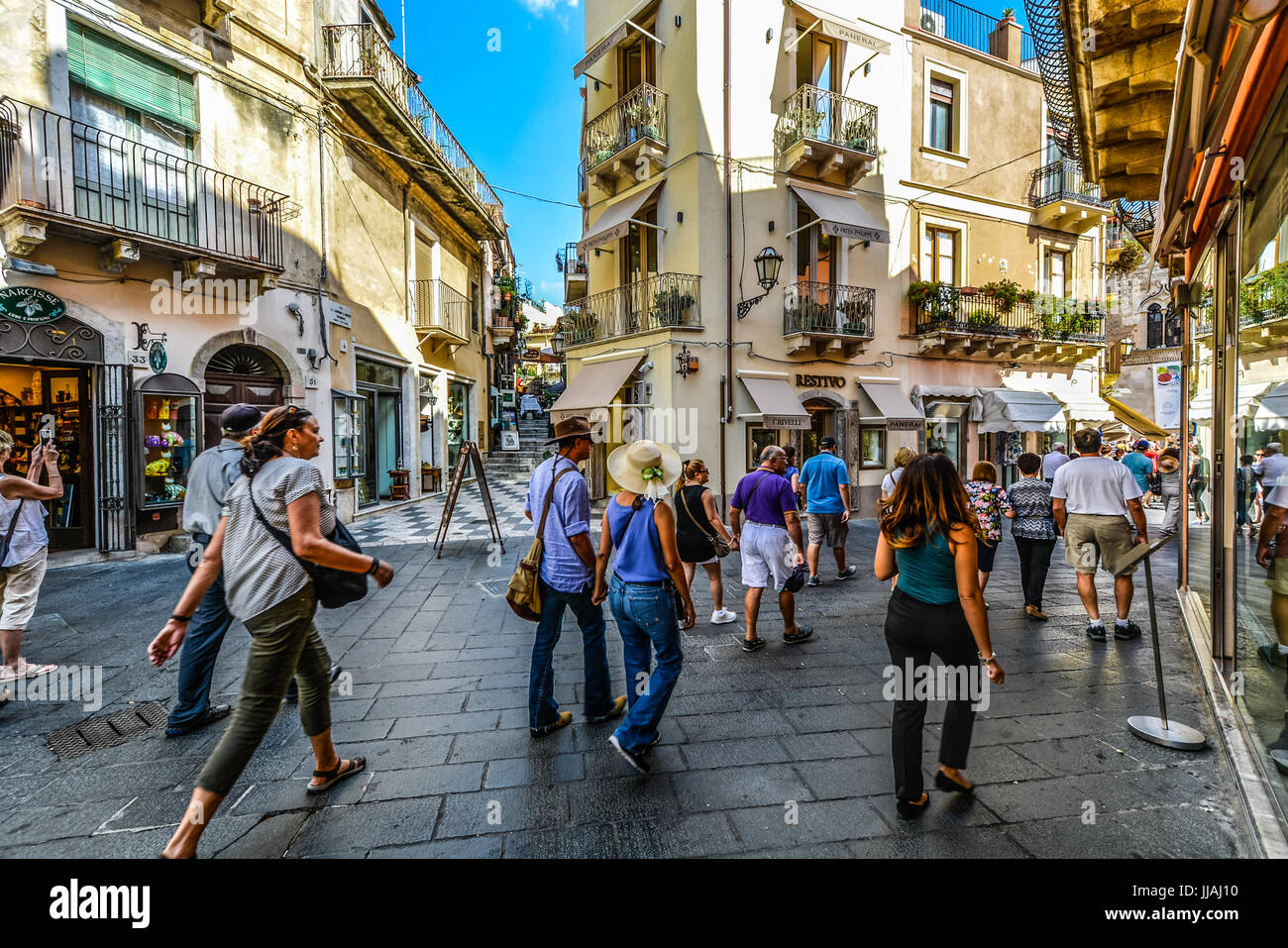 Die malerische Altstadt von Taormina mit Touristen Schaufensterbummel auf der italienischen Insel Sizilien Stockfoto