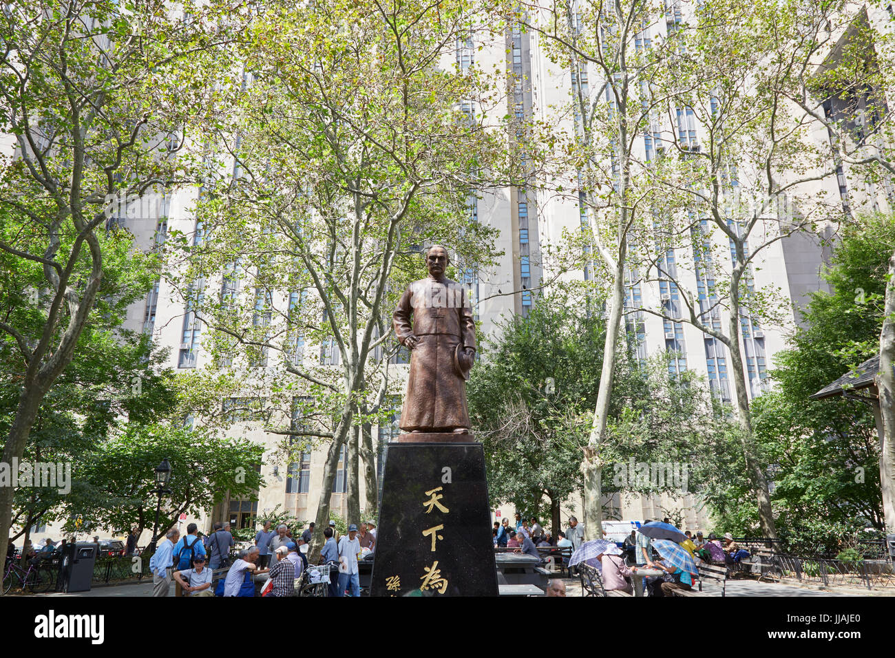 Columbus Park mit Menschen spielen Chinesisches Schach und Sen Yat-sen-Statue in New York Stockfoto