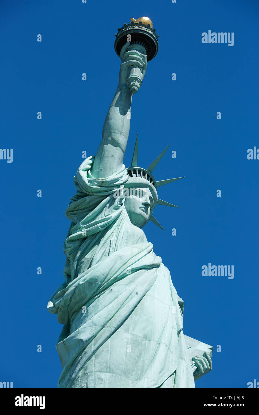 Freiheitsstatue Liberty niedrigen Winkel Ansicht, blauen Himmel in New York Stockfoto