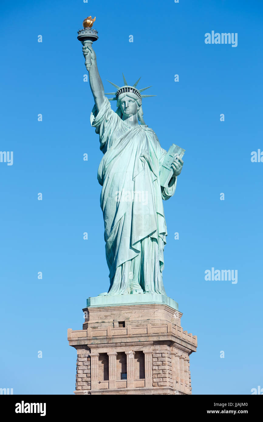 Freiheitsstatue mit Sockel an einem sonnigen Tag, blauer Himmel, New York Stockfoto