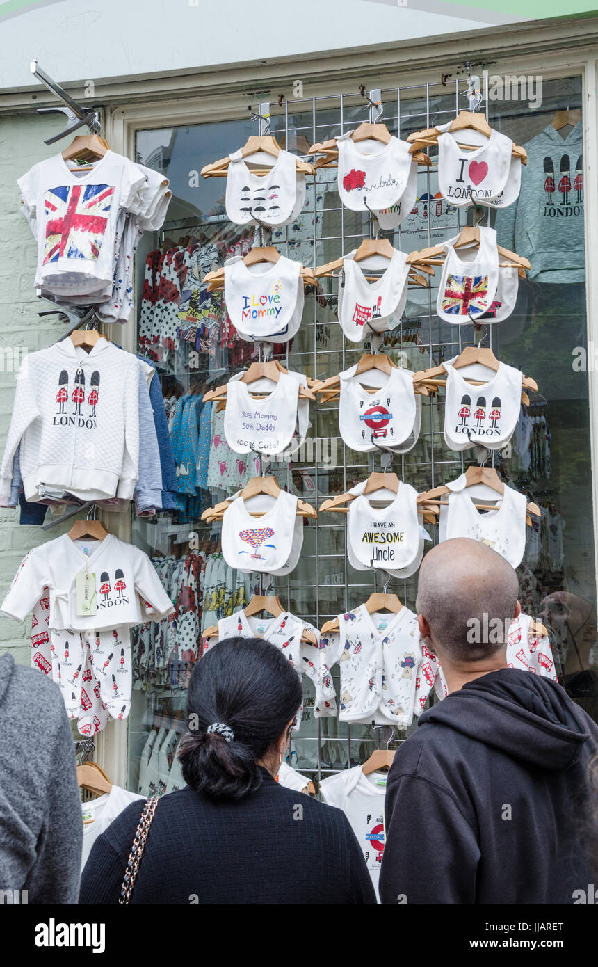 Kunden Brauen Lätzchen auf Kleiderbügeln außerhalb Shop angezeigt. Stockfoto