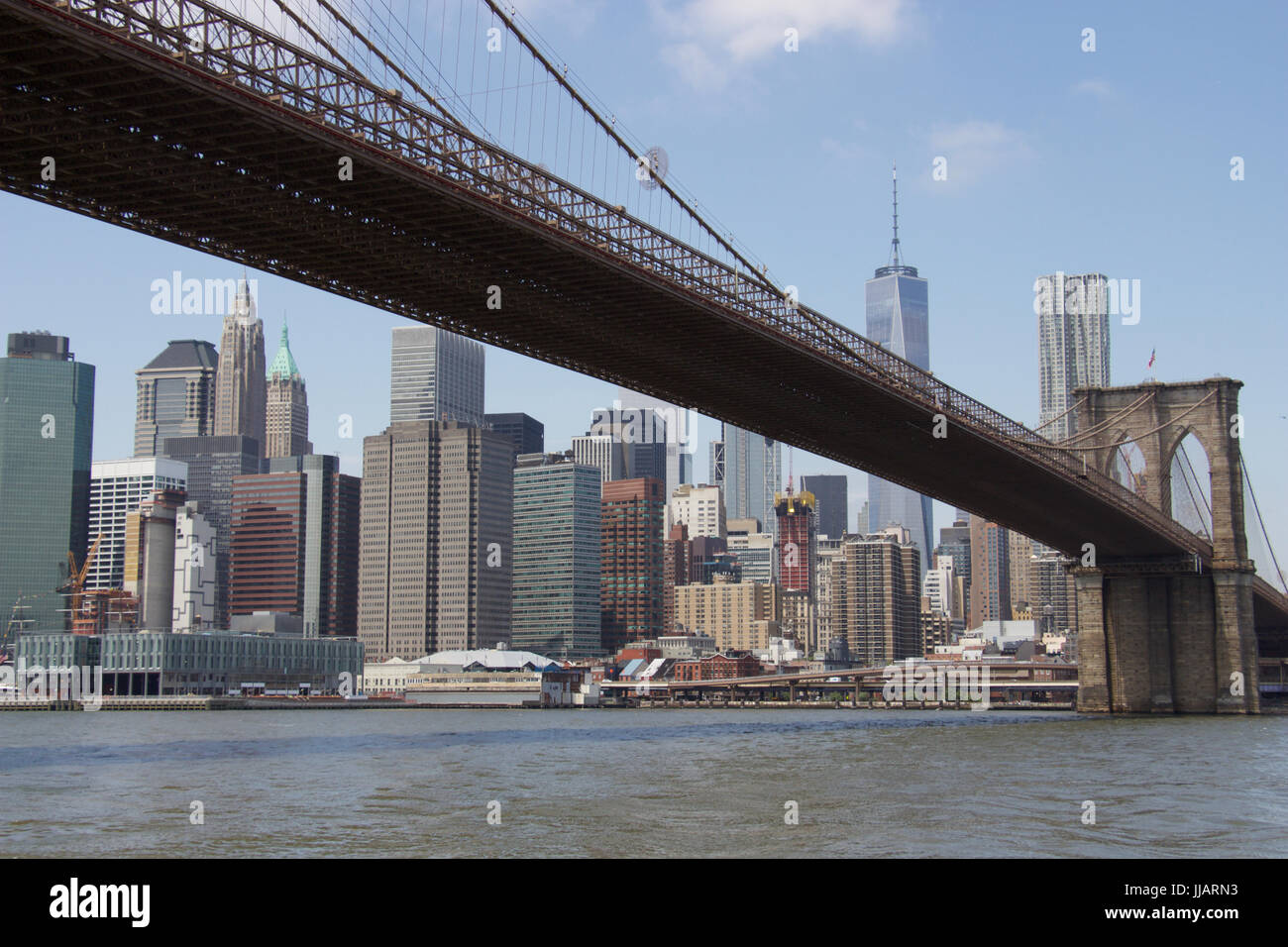 Pont de Brooklyn mit Manhattan En gern Stockfoto