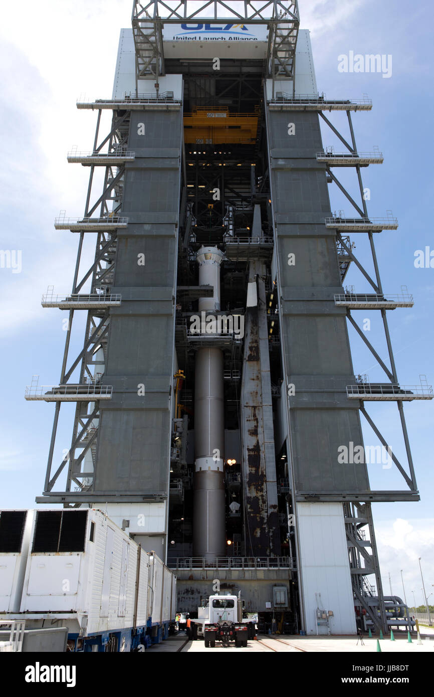 Die United Launch Alliance Centaur-Oberstufe ist ein Atlas-V-Trägerrakete auf der Cape Canaveral Air Force Station Fahrzeug Integration Anlage auf die Einführung komplexer 13. Juli 2017 in Cape Canaveral, Florida Reisen gedeckt. Die Rakete wird voraussichtlich die Tracking und Data Relay Satellite, TDRS-M Anfang August starten. Stockfoto
