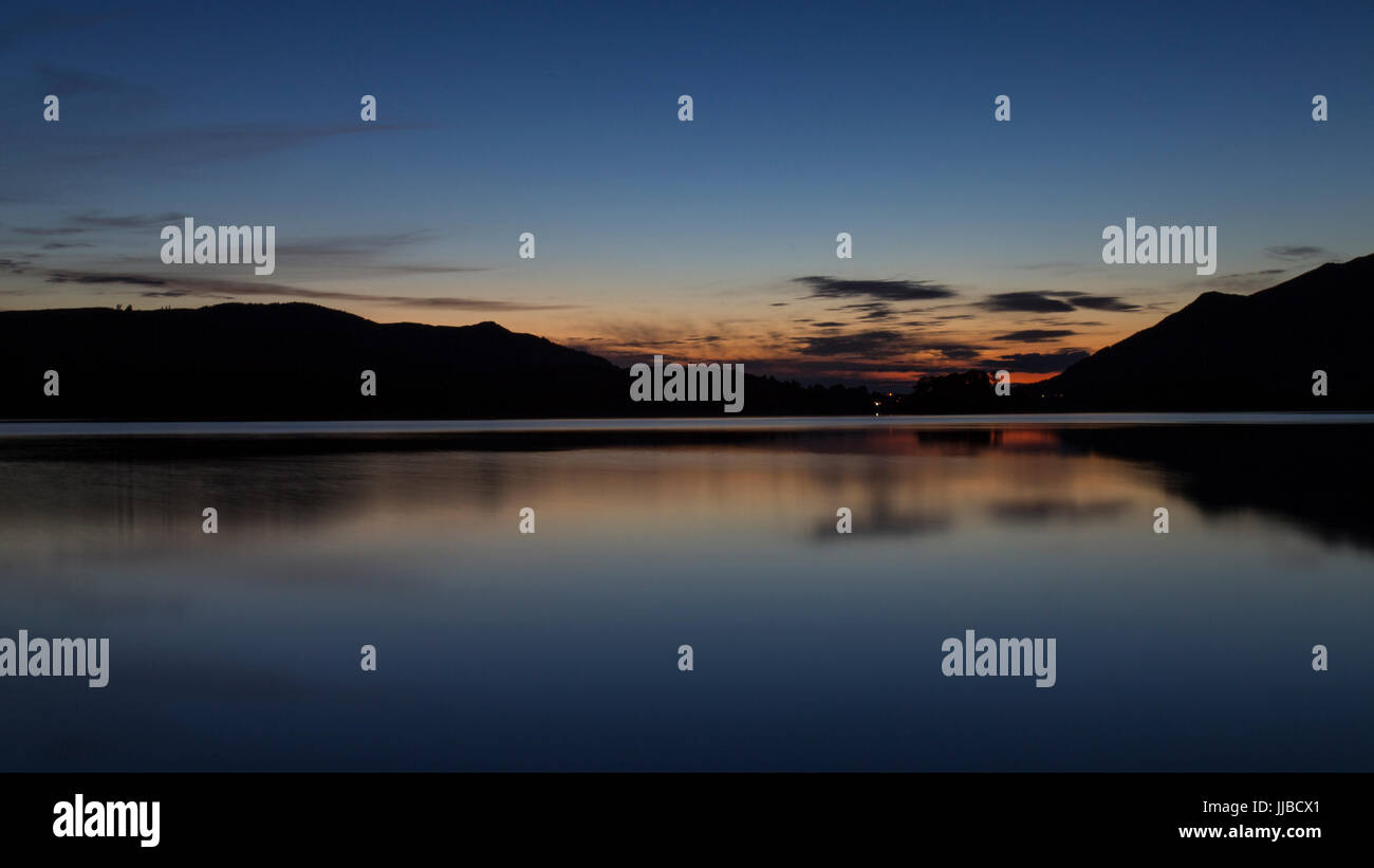 Nach Sonnenuntergang, Derwent Wasser, Cumbria, Seenplatte.  eine UNESCO-Kulturlandschaft Weltkulturerbe. Stockfoto