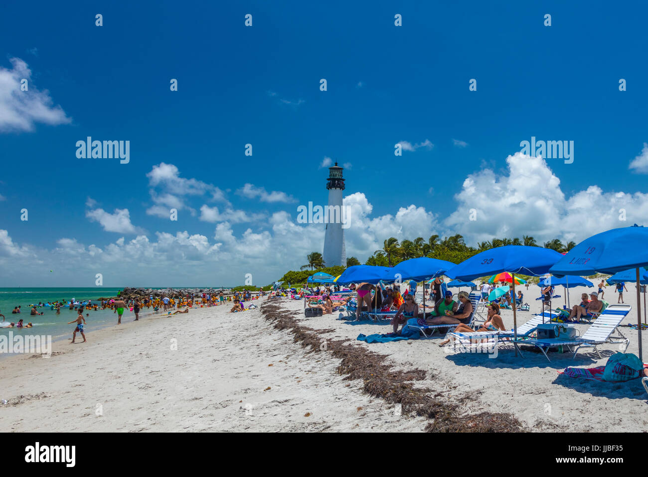 Strand von Cape Florida Light, das älteste stehende Bauwerk in Miami-Dade County in Bill Baggs Cape Florida State Park auf der Insel Key Biscatne Stockfoto