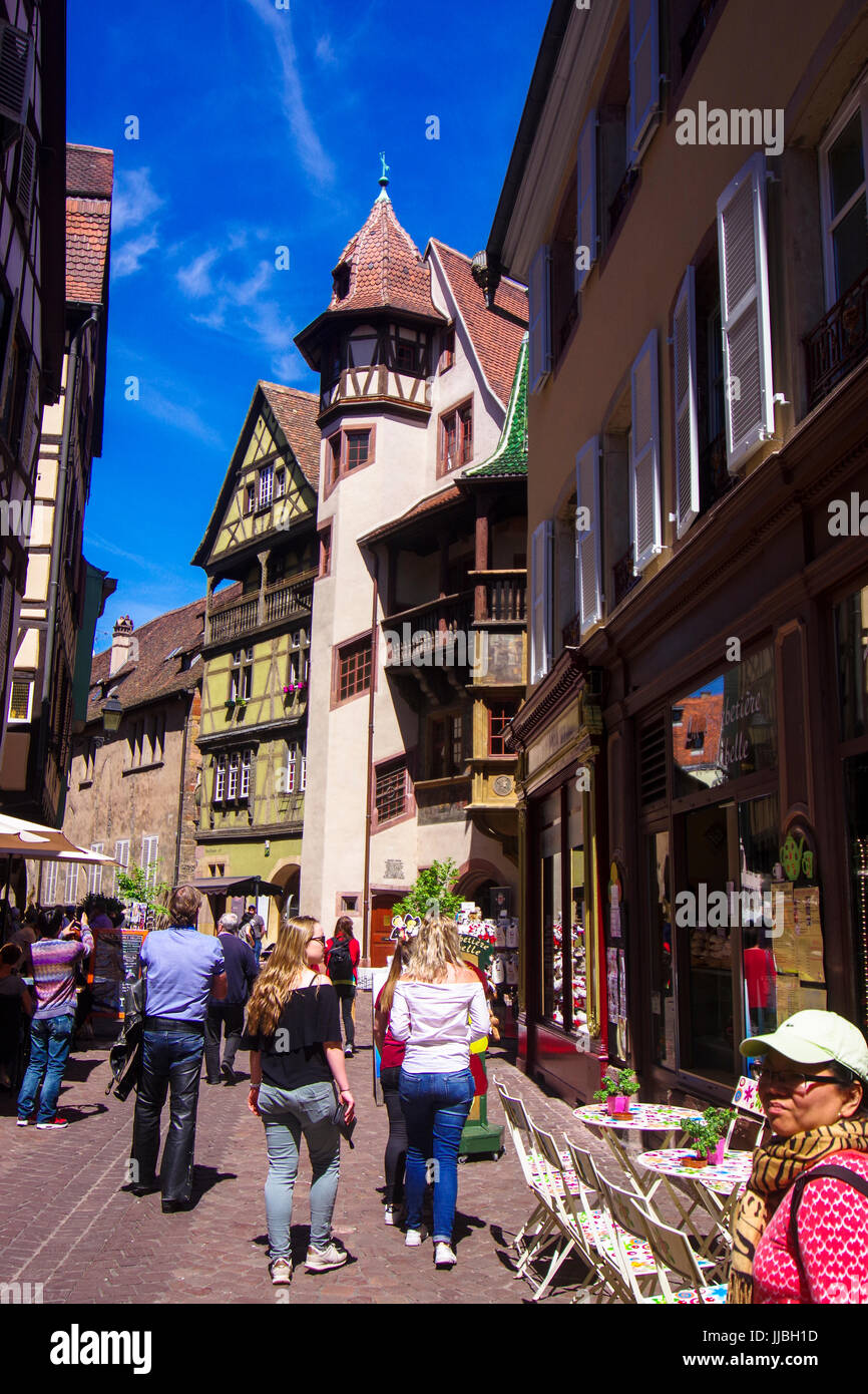 Malerische Straße Szenen rund um Maison Pfister mit Besuchern aus Colmar Elsass Frankreich Stockfoto